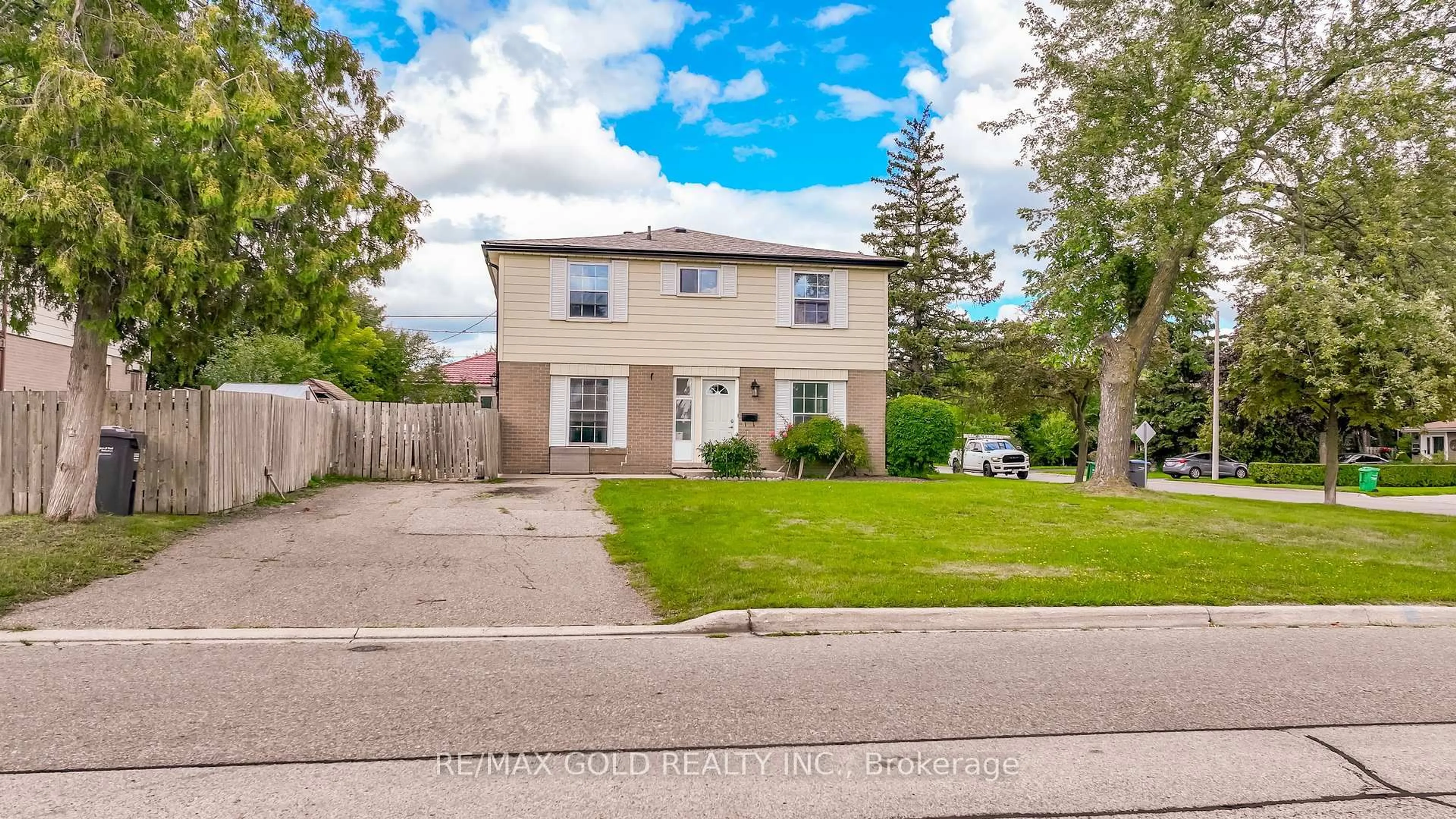 A pic from outside/outdoor area/front of a property/back of a property/a pic from drone, street for 66 Danesbury Cres, Brampton Ontario L6T 1T3