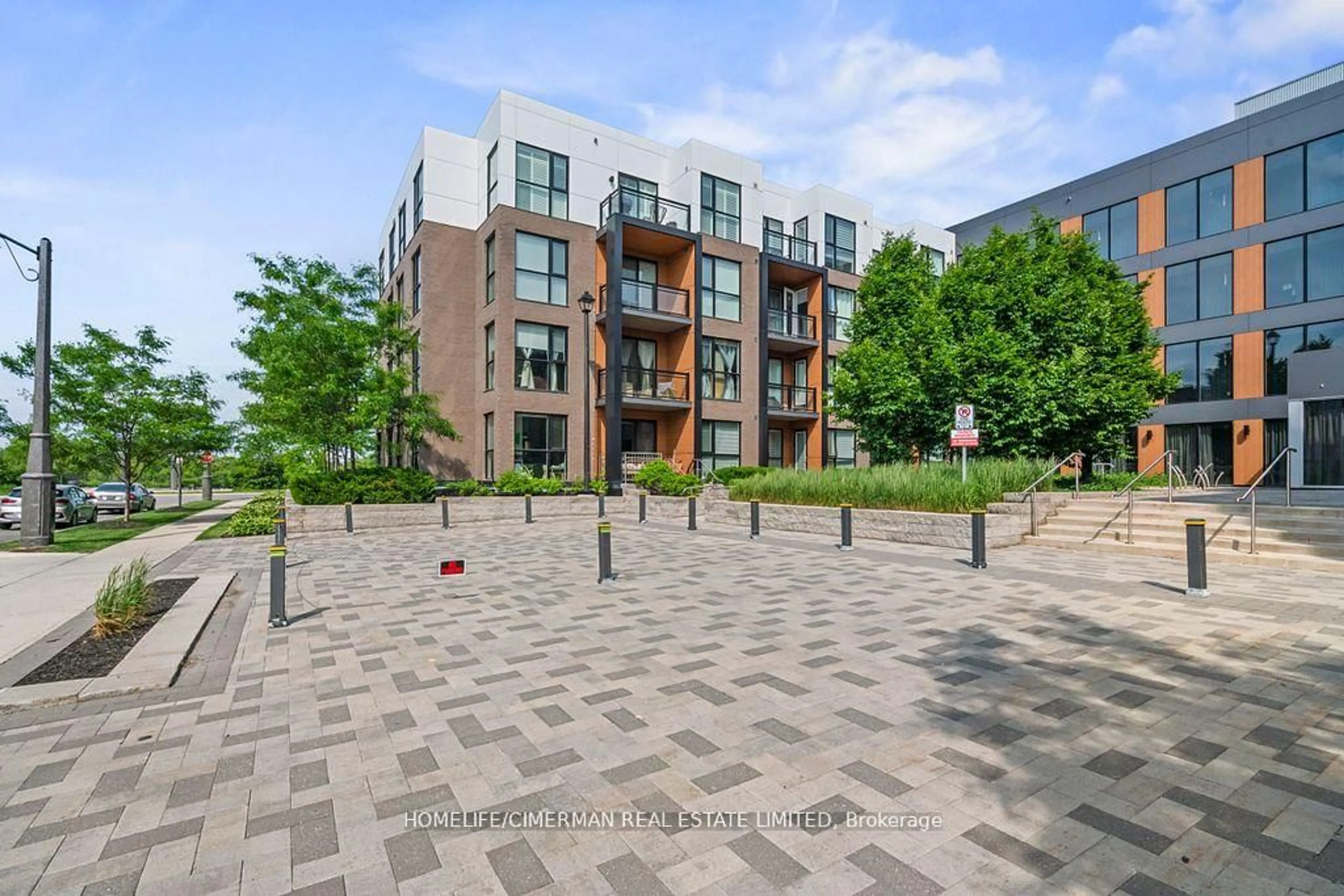 A pic from outside/outdoor area/front of a property/back of a property/a pic from drone, street for 210 Sabina Dr #212, Oakville Ontario L6H 0W6