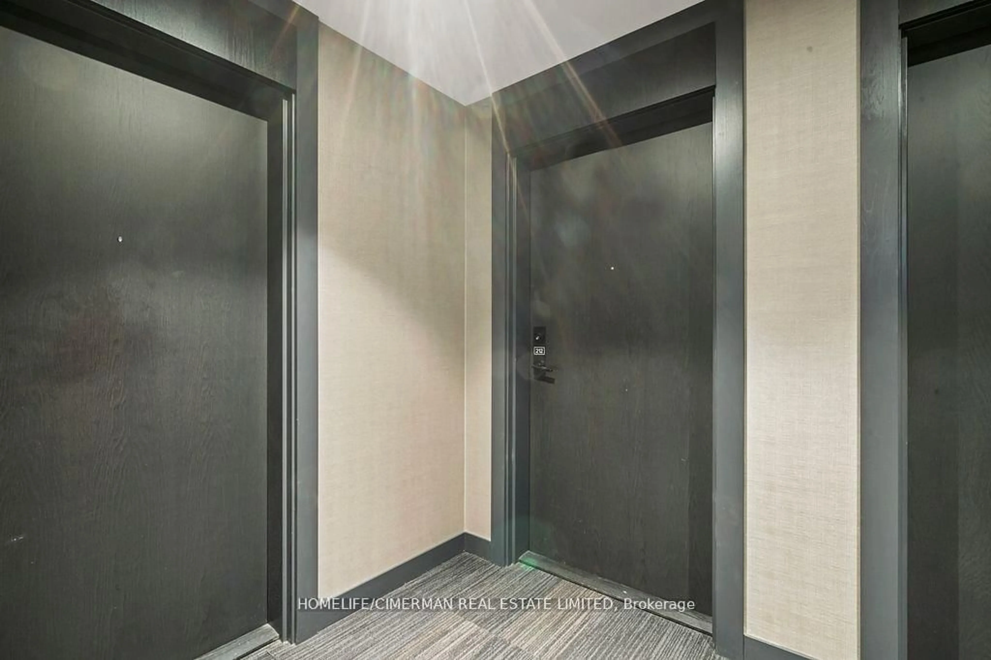 Indoor foyer for 210 Sabina Dr #212, Oakville Ontario L6H 0W6