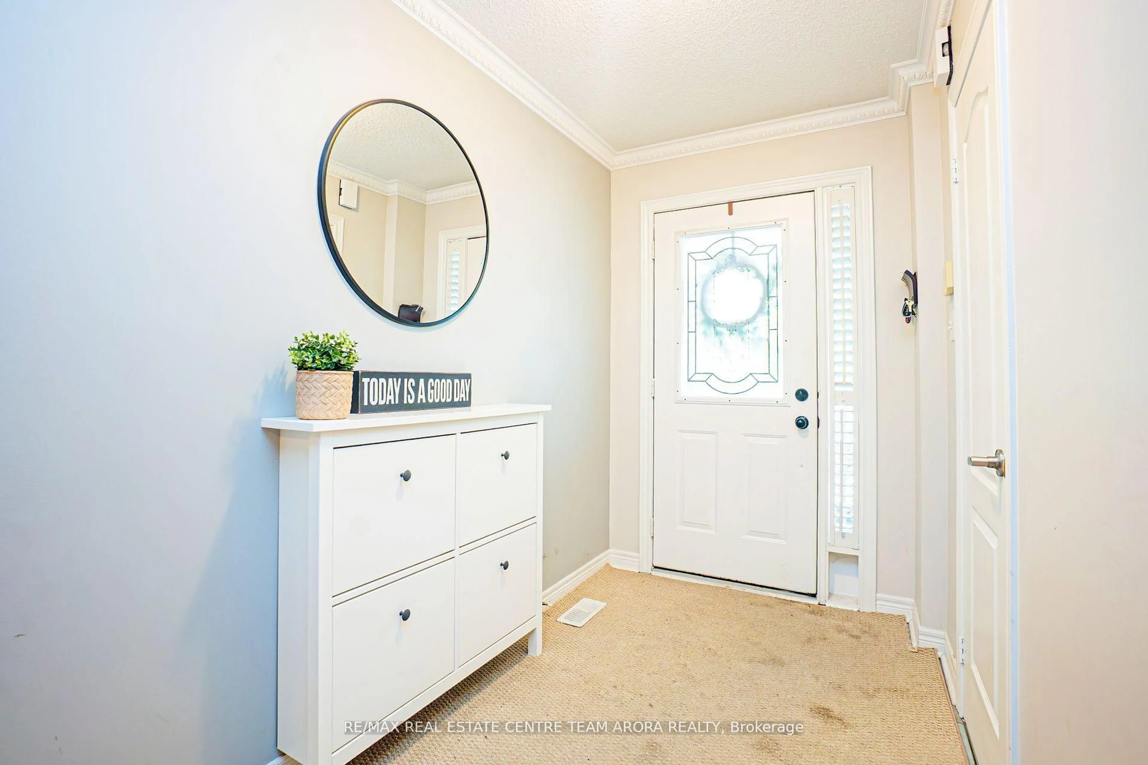 Indoor entryway for 608 Lumberton Cres, Mississauga Ontario L4Z 3Z6