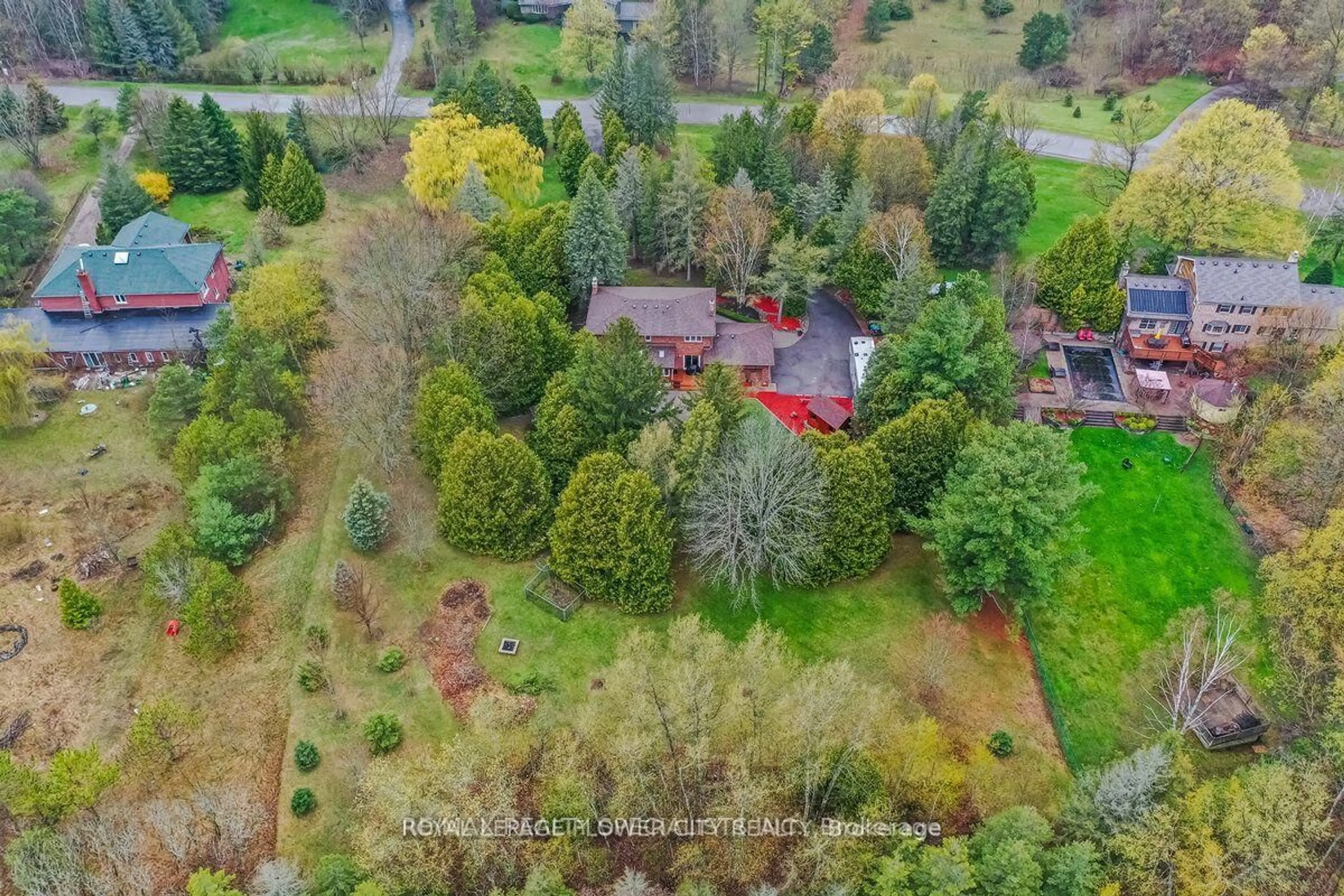 A pic from outside/outdoor area/front of a property/back of a property/a pic from drone, forest/trees view for 29 Gibson Lake Dr, Caledon Ontario L7E 4B3