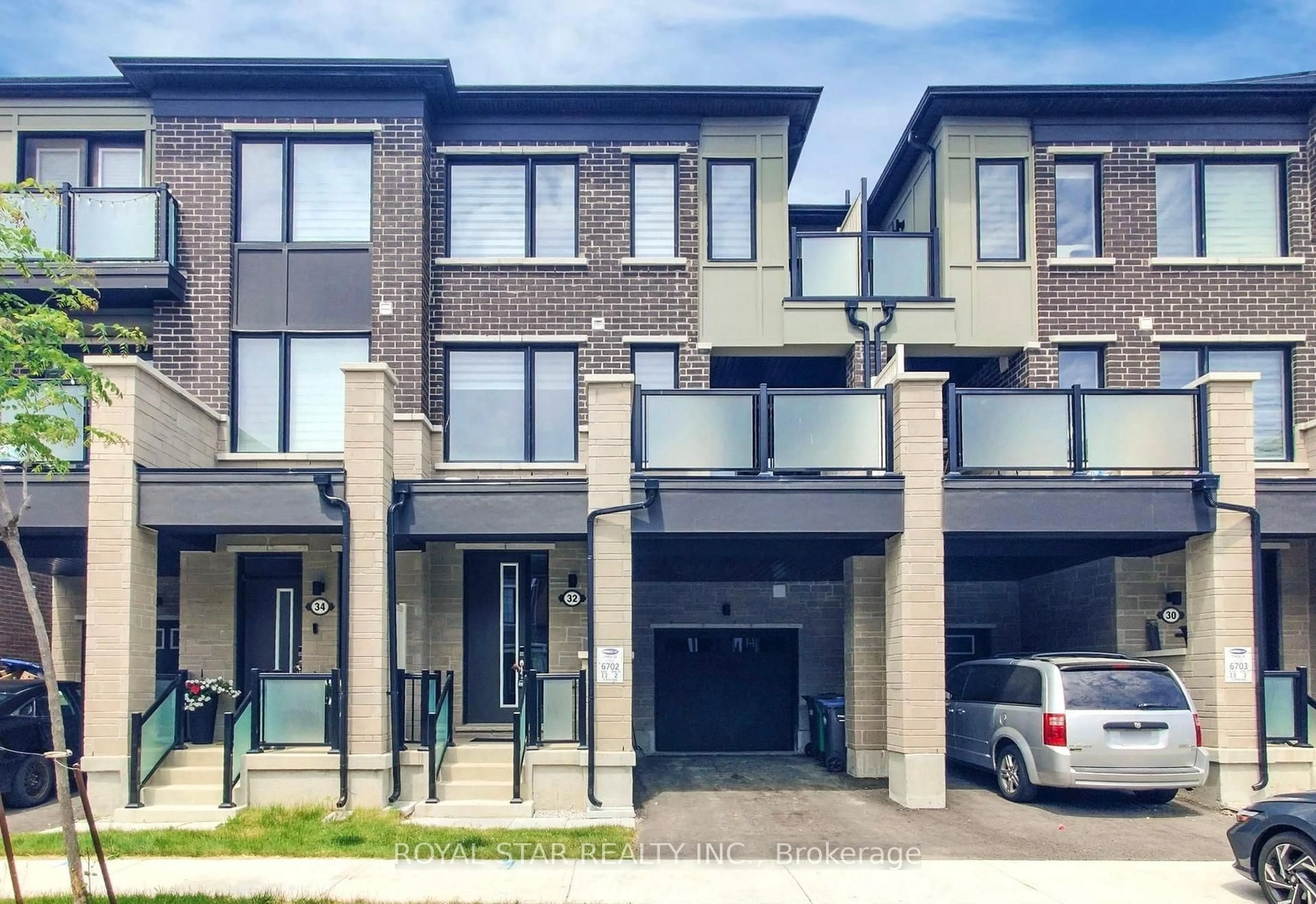 Home with brick exterior material, street for 32 Melmar St, Brampton Ontario L7A 5K6