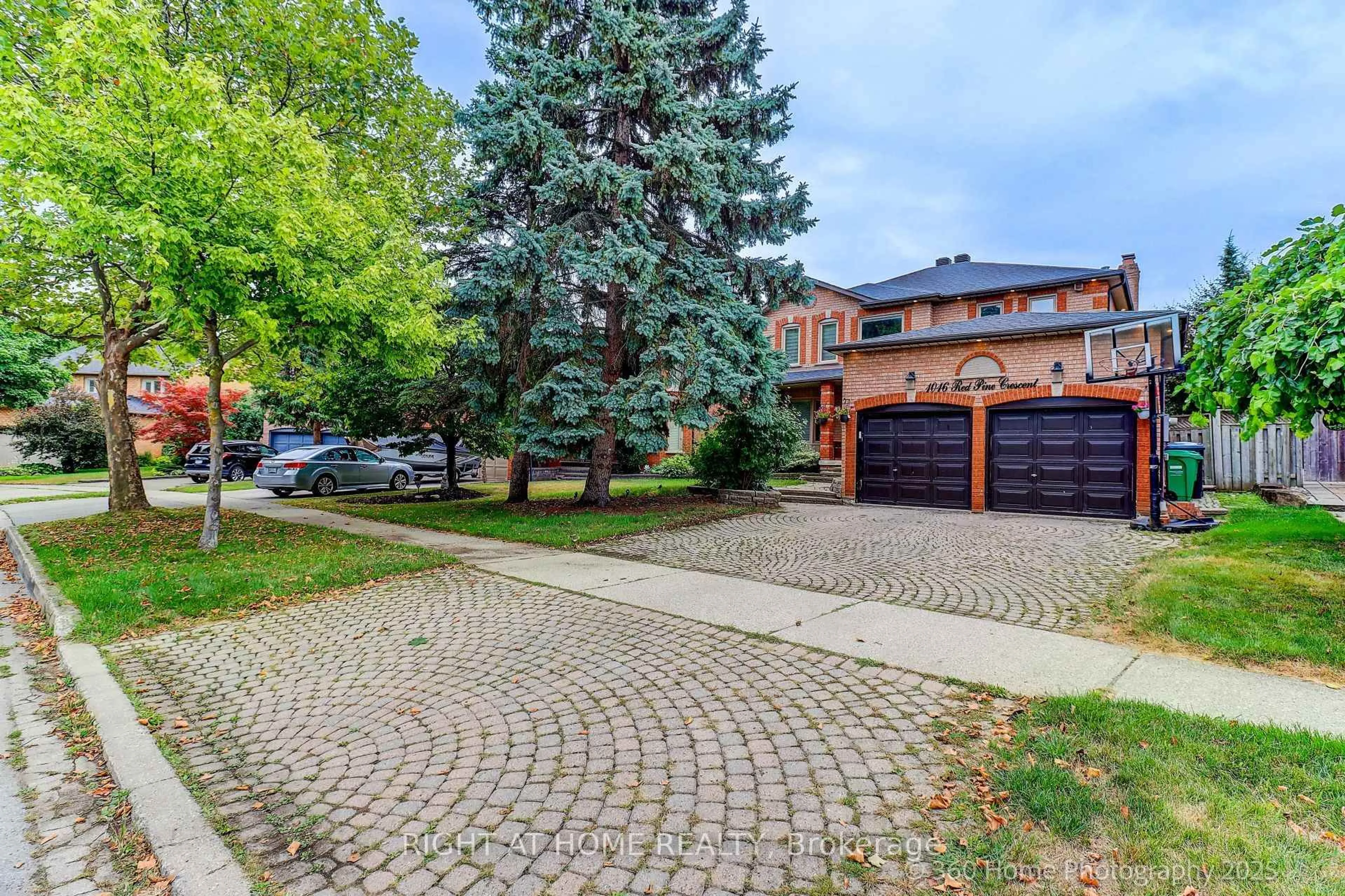 Unknown for 1016 Red Pine Cres, Mississauga Ontario L5H 4E8