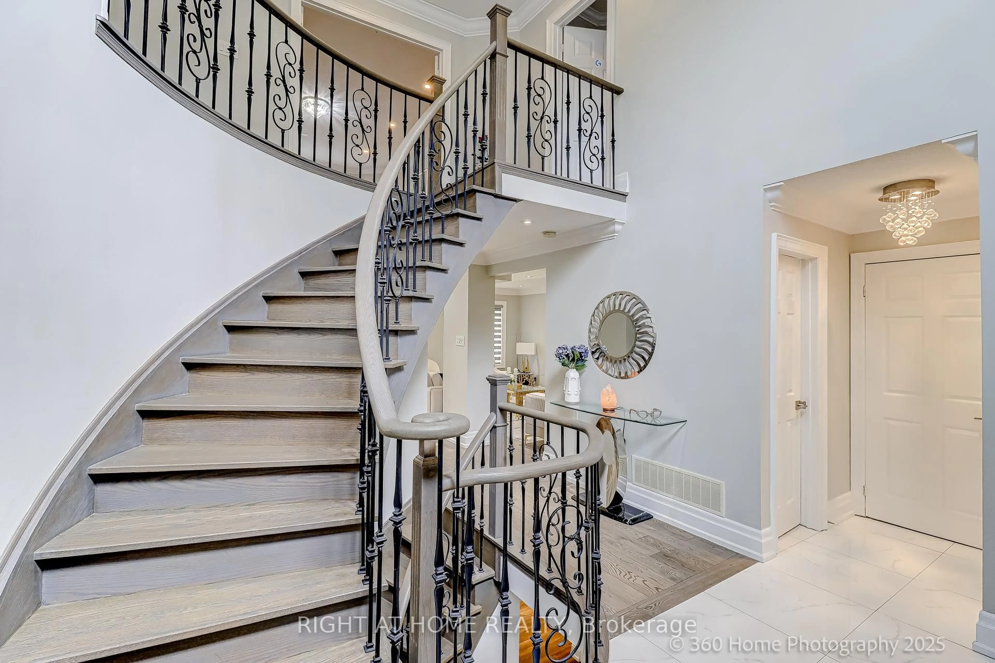 Unknown for 1016 Red Pine Cres, Mississauga Ontario L5H 4E8