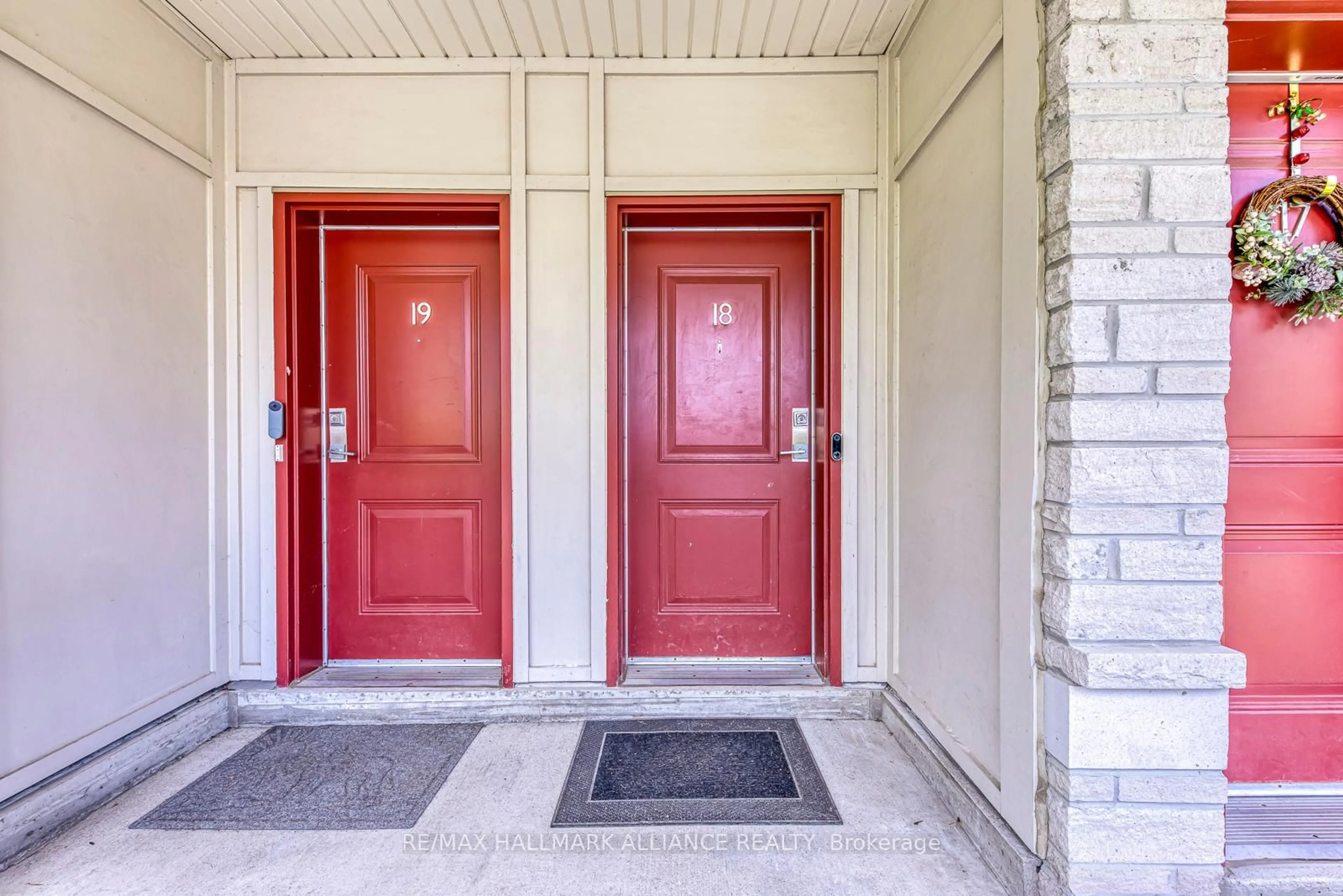Indoor entryway for 140 Long Branch Ave #18, Toronto Ontario M8W 0B1
