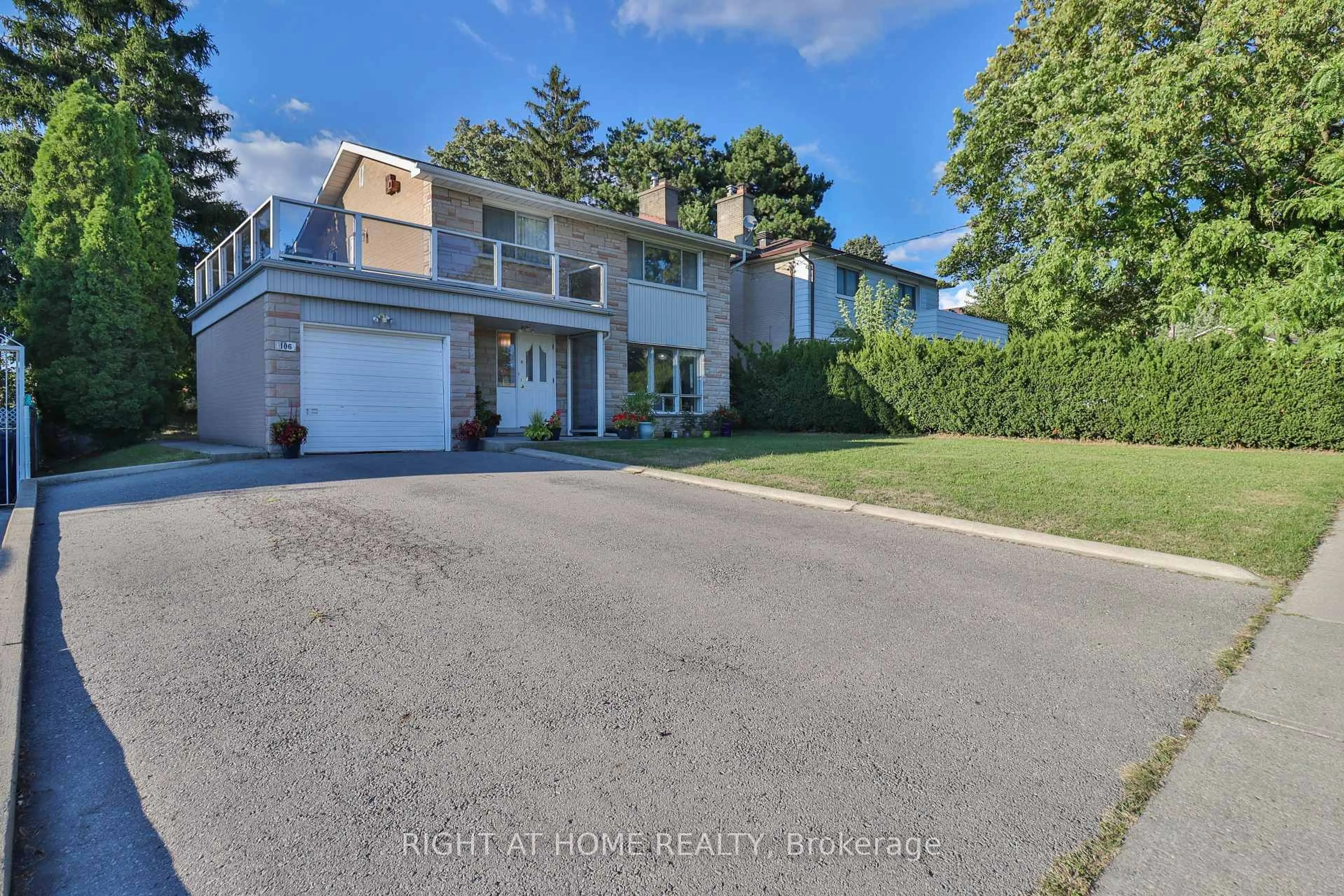 A pic from outside/outdoor area/front of a property/back of a property/a pic from drone, street for 106 Grandravine Dr, Toronto Ontario M3J 1B4