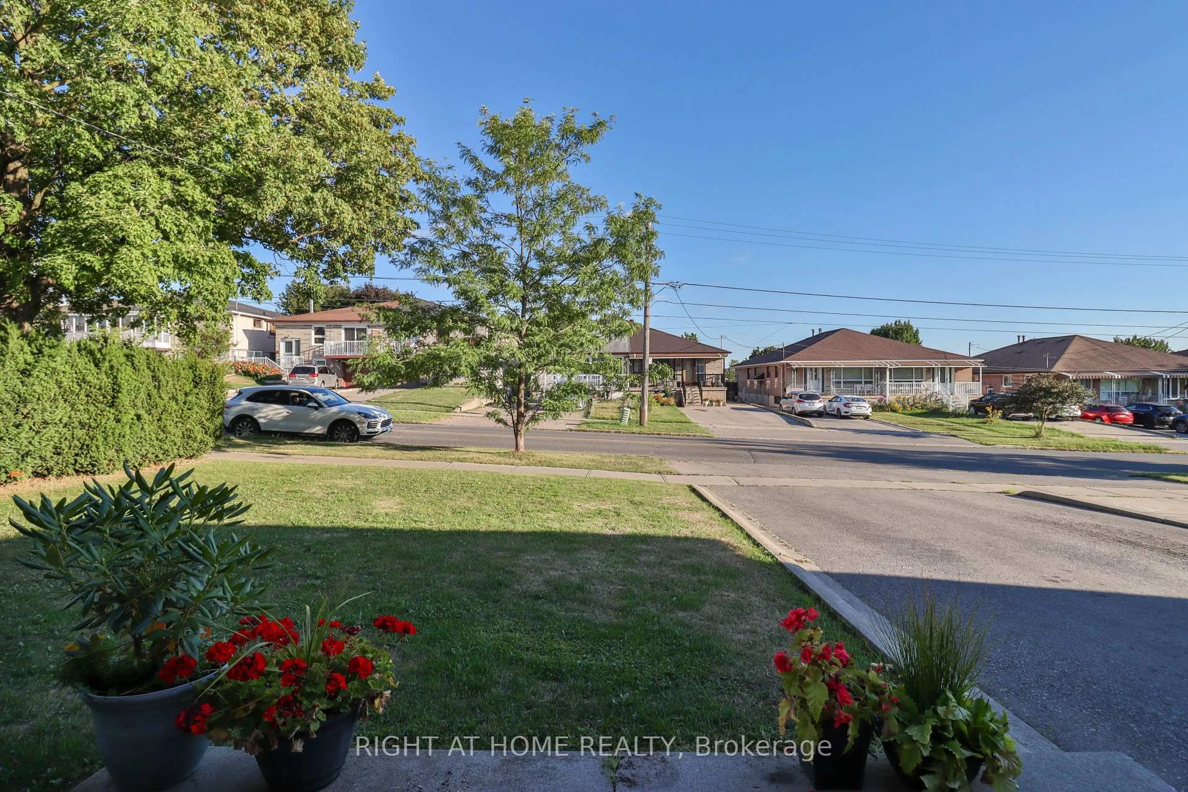 A pic from outside/outdoor area/front of a property/back of a property/a pic from drone, street for 106 Grandravine Dr, Toronto Ontario M3J 1B4