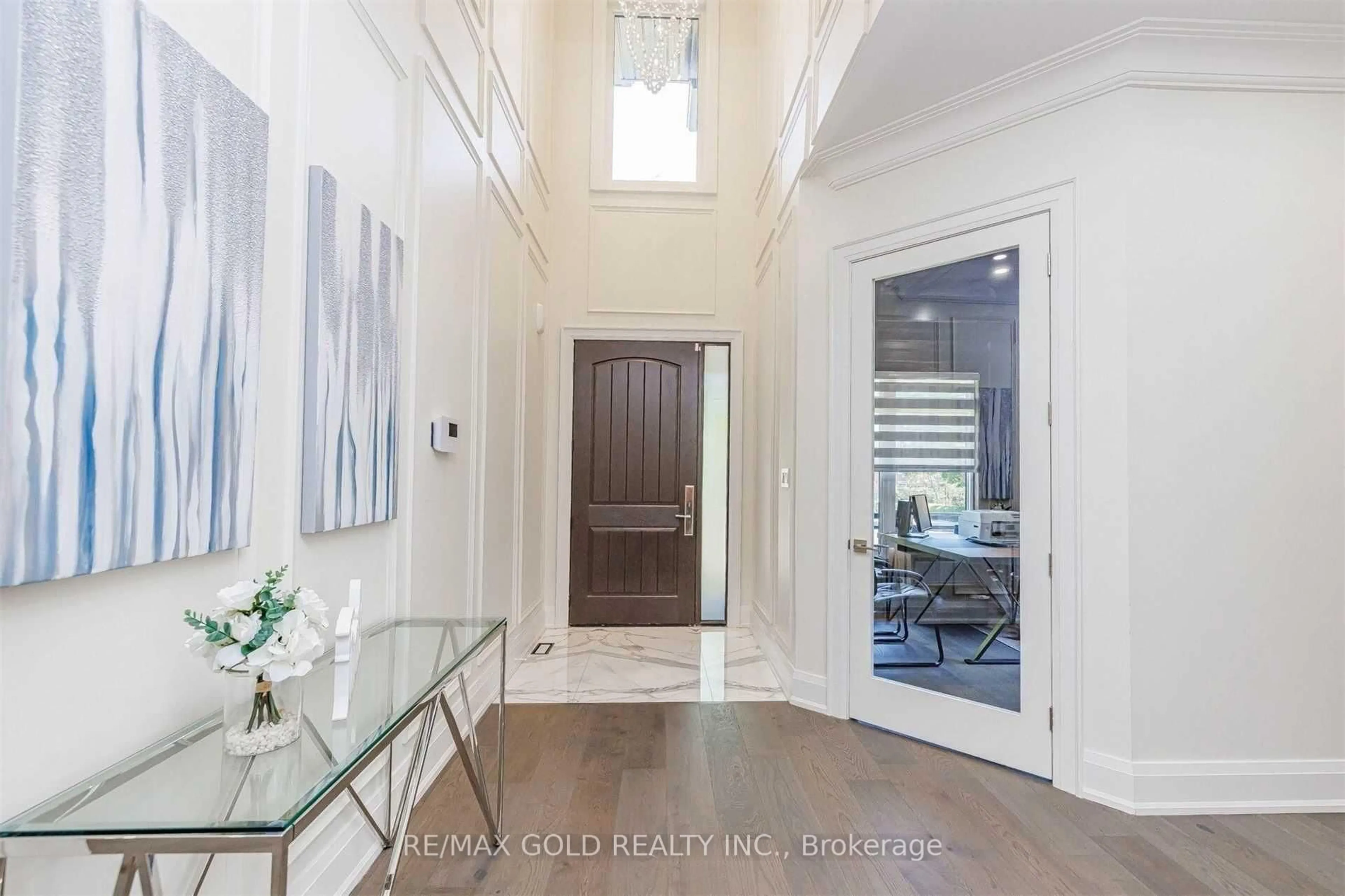 Indoor entryway for 135 Mill St, Brampton Ontario L6Y 1T4