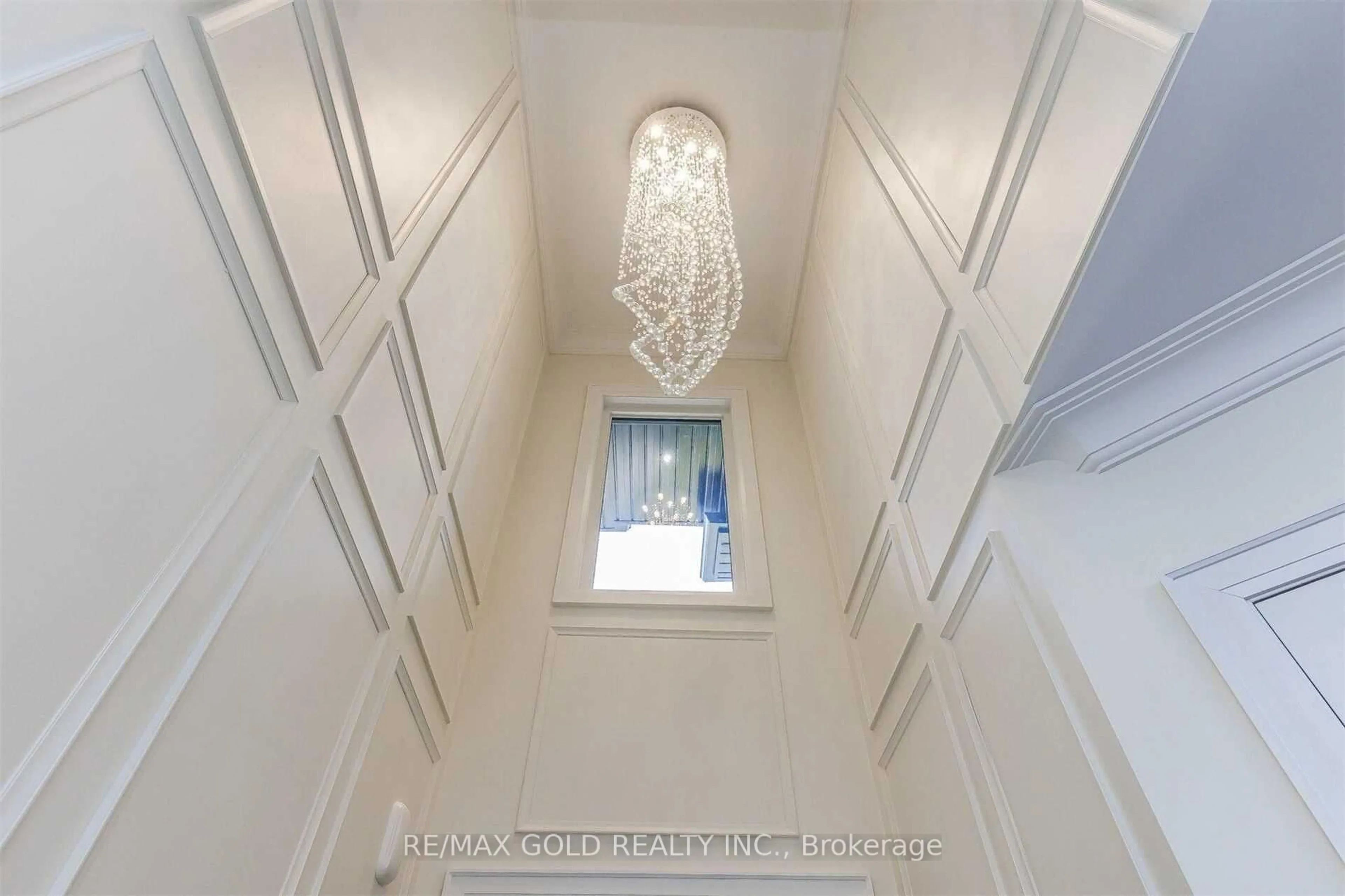 Indoor foyer for 135 Mill St, Brampton Ontario L6Y 1T4
