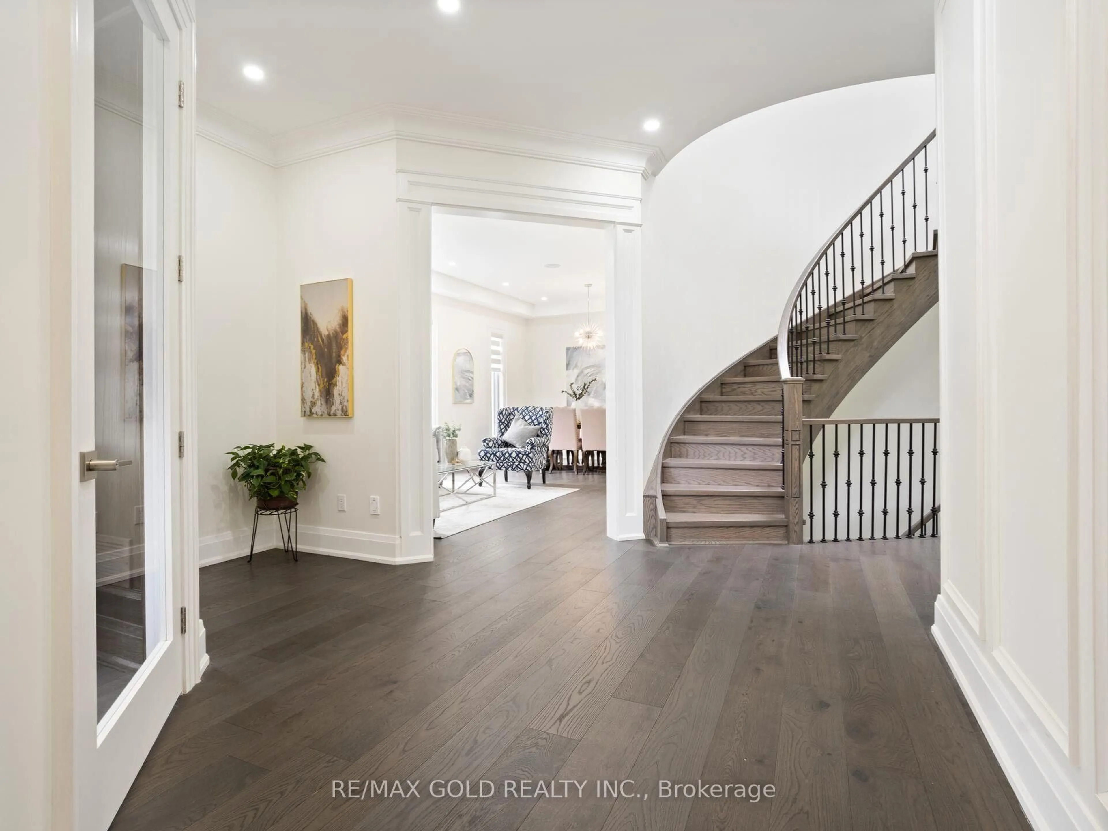 Indoor entryway for 135 Mill St, Brampton Ontario L6Y 1T4