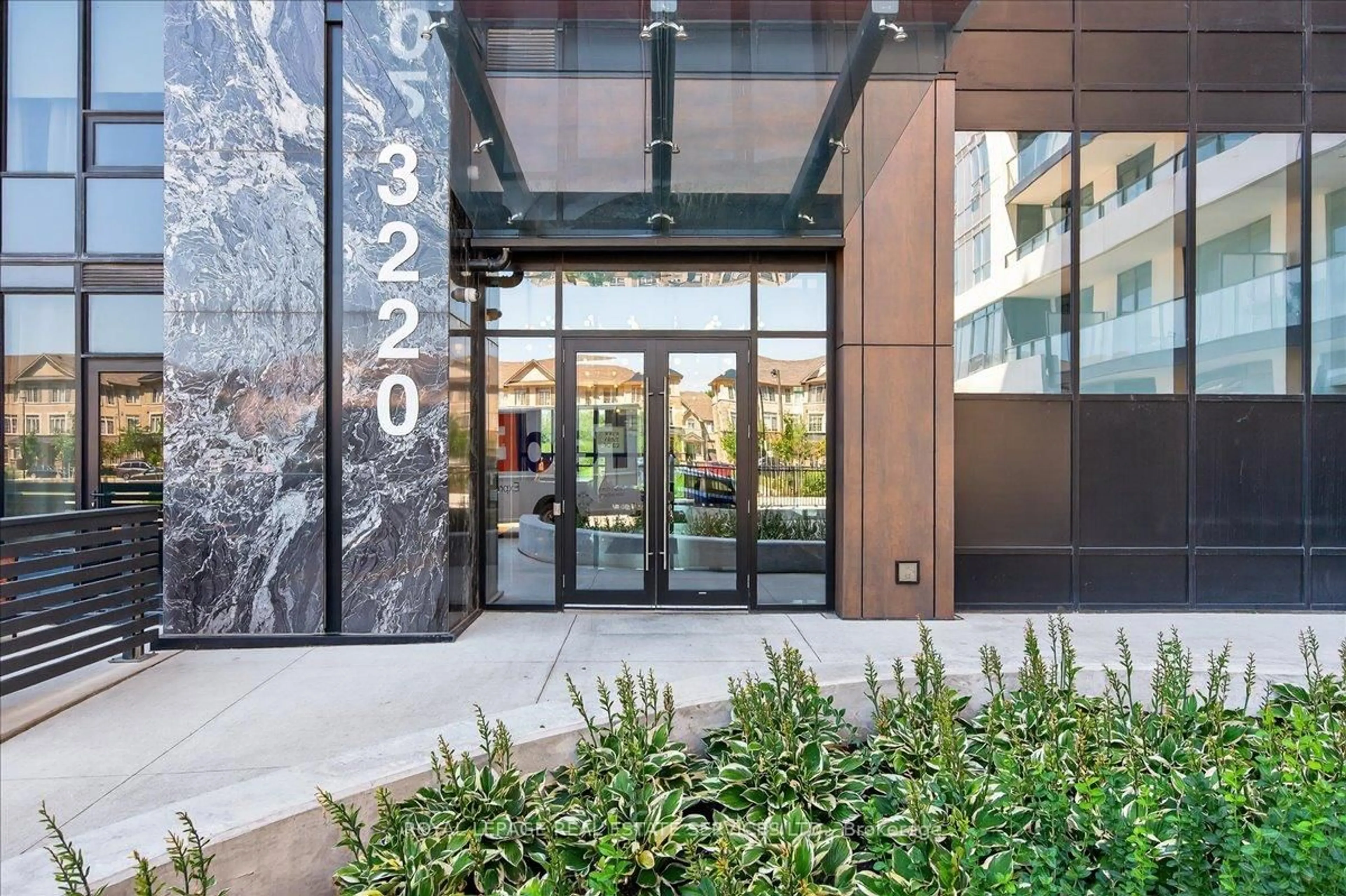 Indoor foyer for 3220 William Coltson Ave #514, Oakville Ontario L6H 7C2
