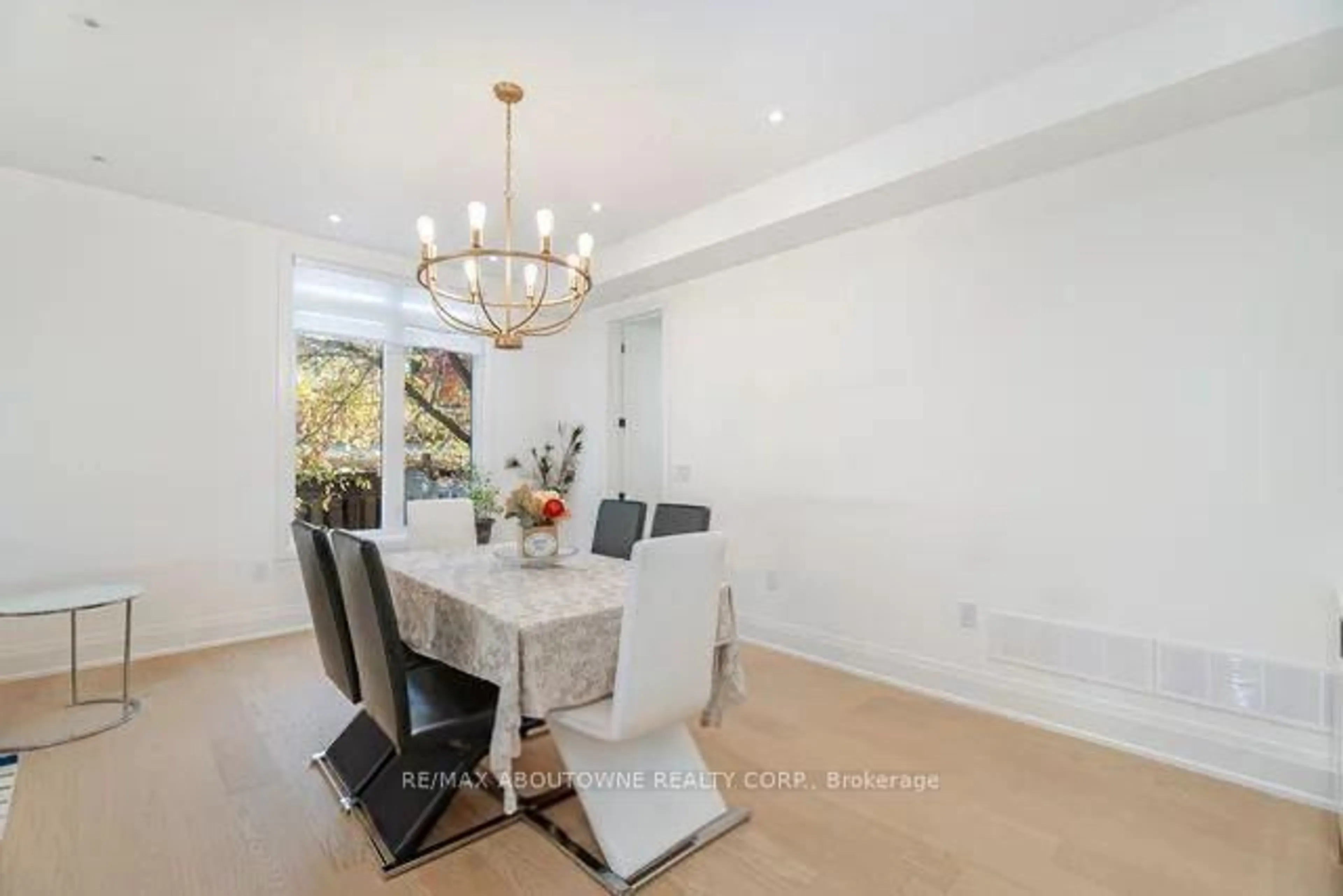 Dining room, ceramic/tile floor for 428 Third Line, Oakville Ontario L6L 4A5