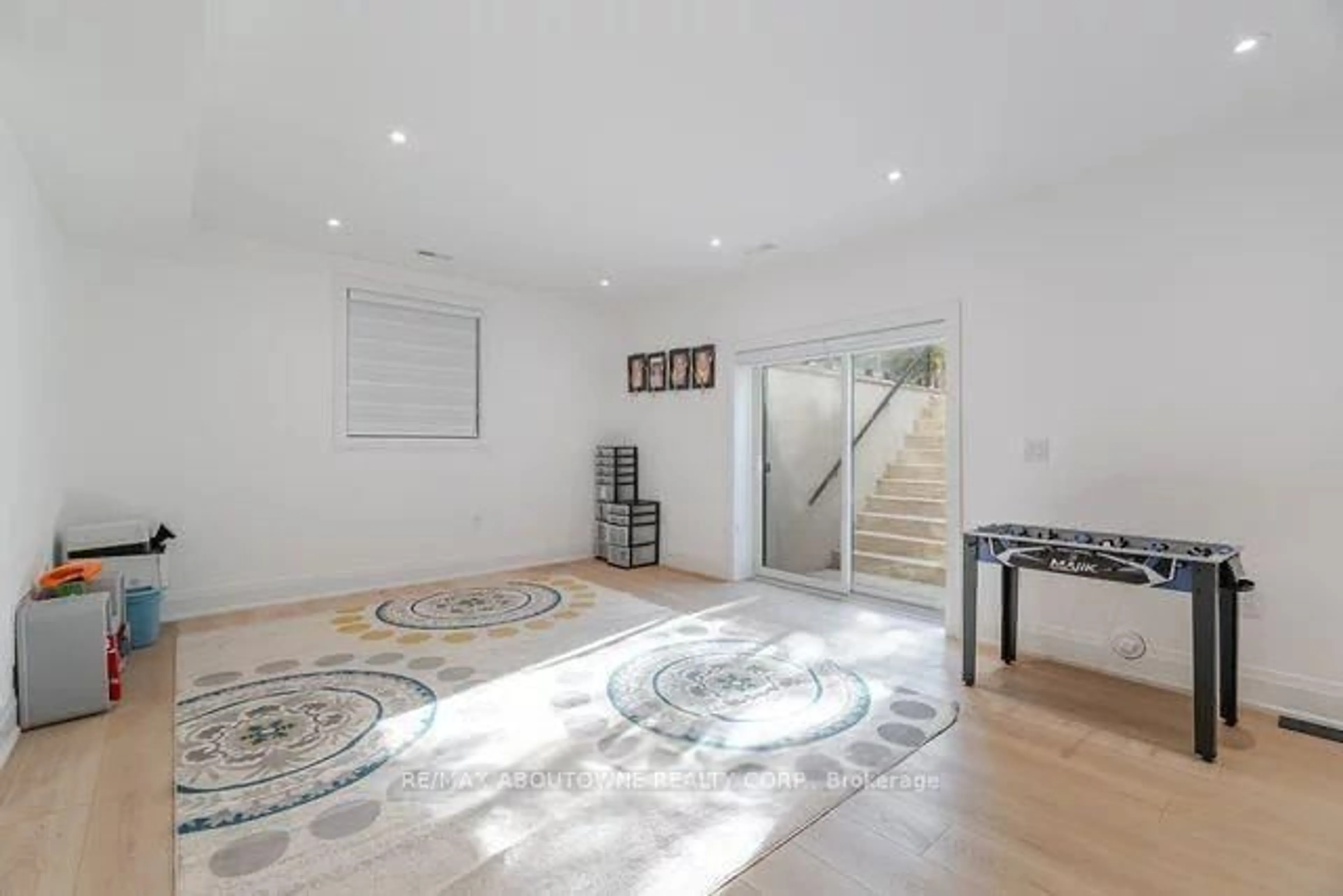 Indoor foyer for 428 Third Line, Oakville Ontario L6L 4A5