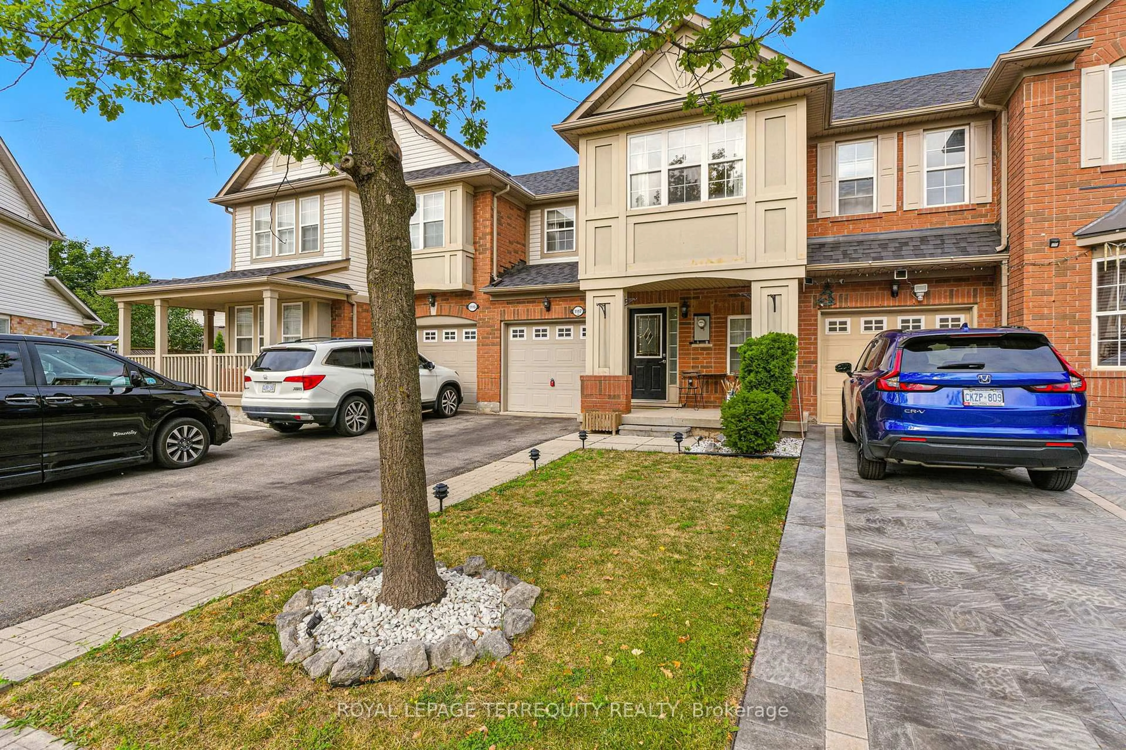 A pic from outside/outdoor area/front of a property/back of a property/a pic from drone, street for 1117 Riddell Cres, Milton Ontario L9T 6Y2