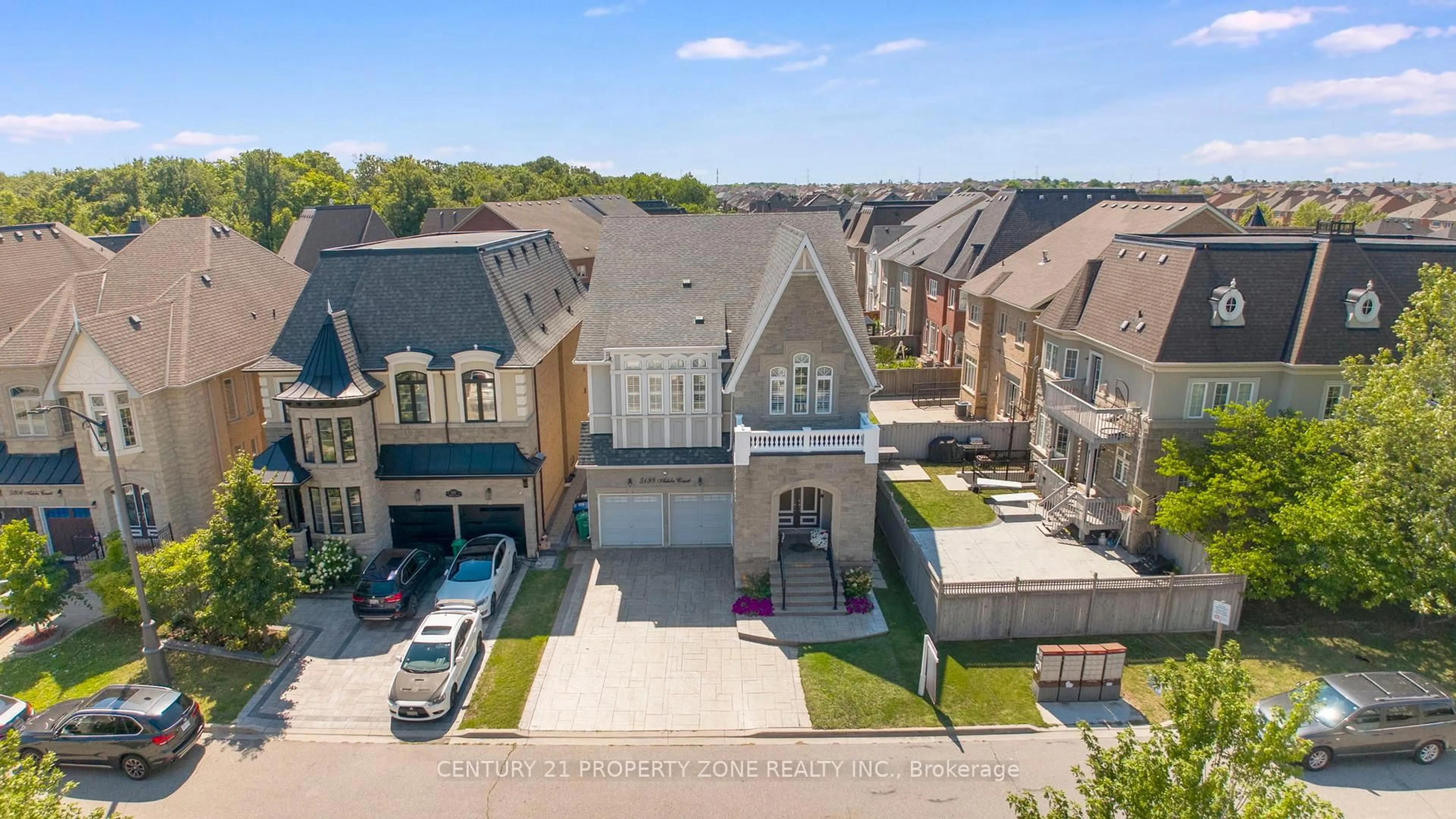 A pic from outside/outdoor area/front of a property/back of a property/a pic from drone, street for 5198 Adobe Crt, Mississauga Ontario L5M 8C3