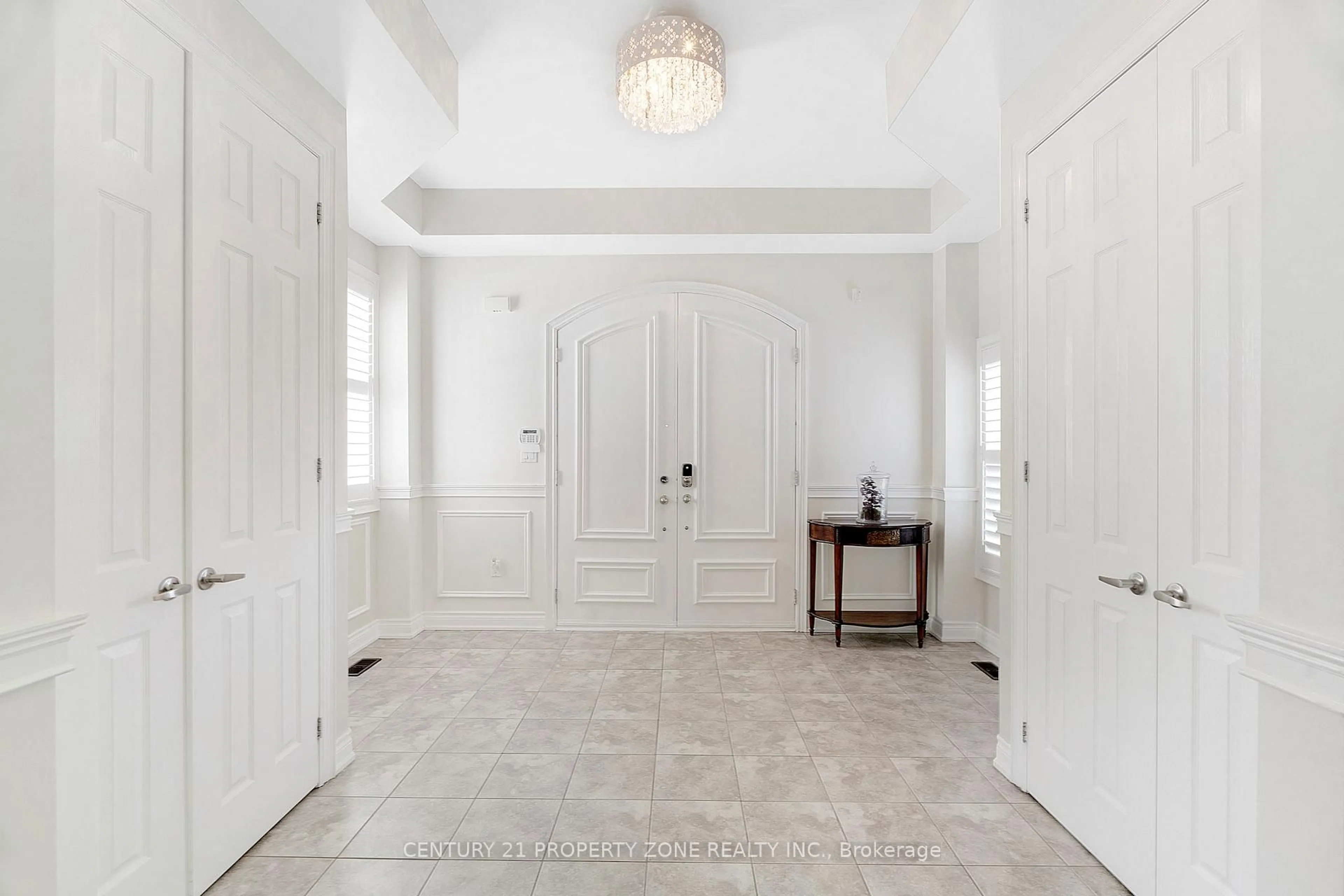 Indoor entryway for 5198 Adobe Crt, Mississauga Ontario L5M 8C3