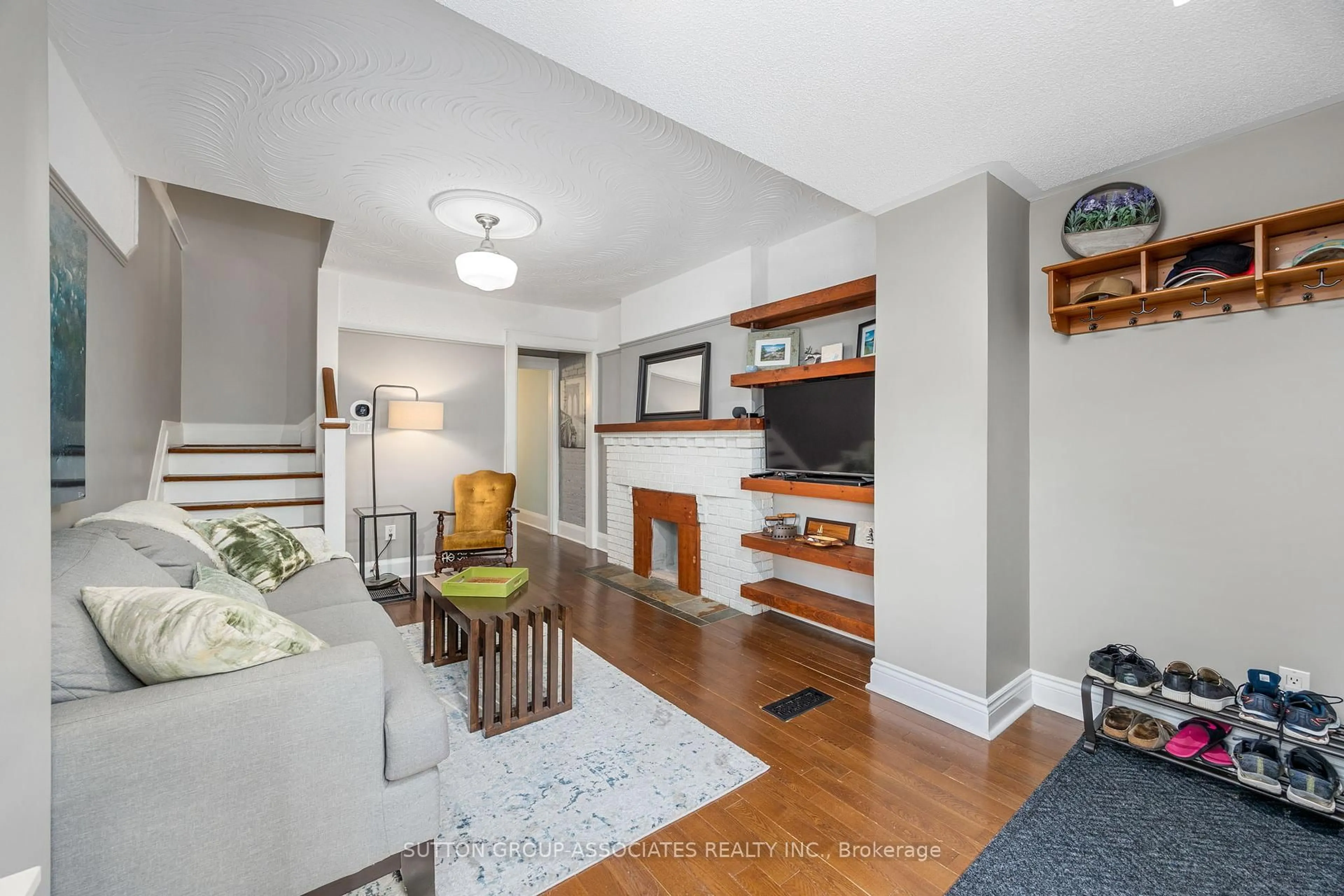 Living room with furniture, unknown for 32 St Clair Gdns, Toronto Ontario M6E 3V4