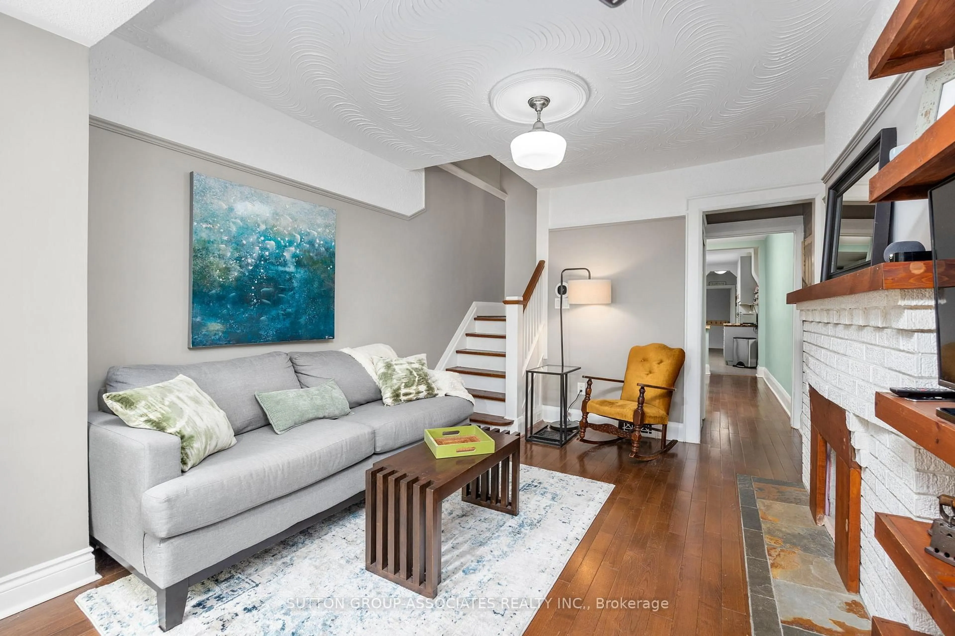 Living room with furniture, unknown for 32 St Clair Gdns, Toronto Ontario M6E 3V4
