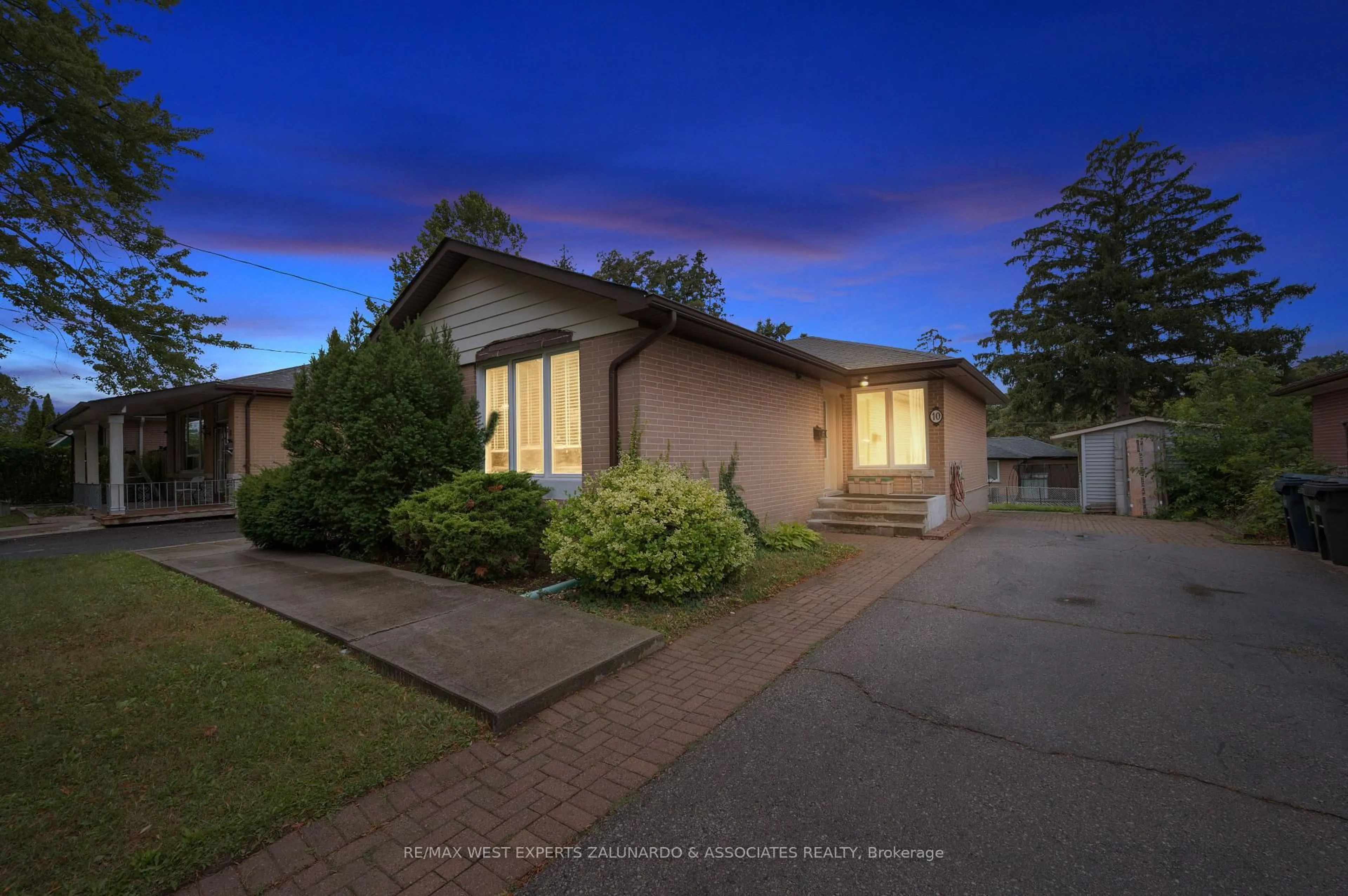 A pic from outside/outdoor area/front of a property/back of a property/a pic from drone, street for 10 Dashwood Cres, Toronto Ontario M9V 2N8