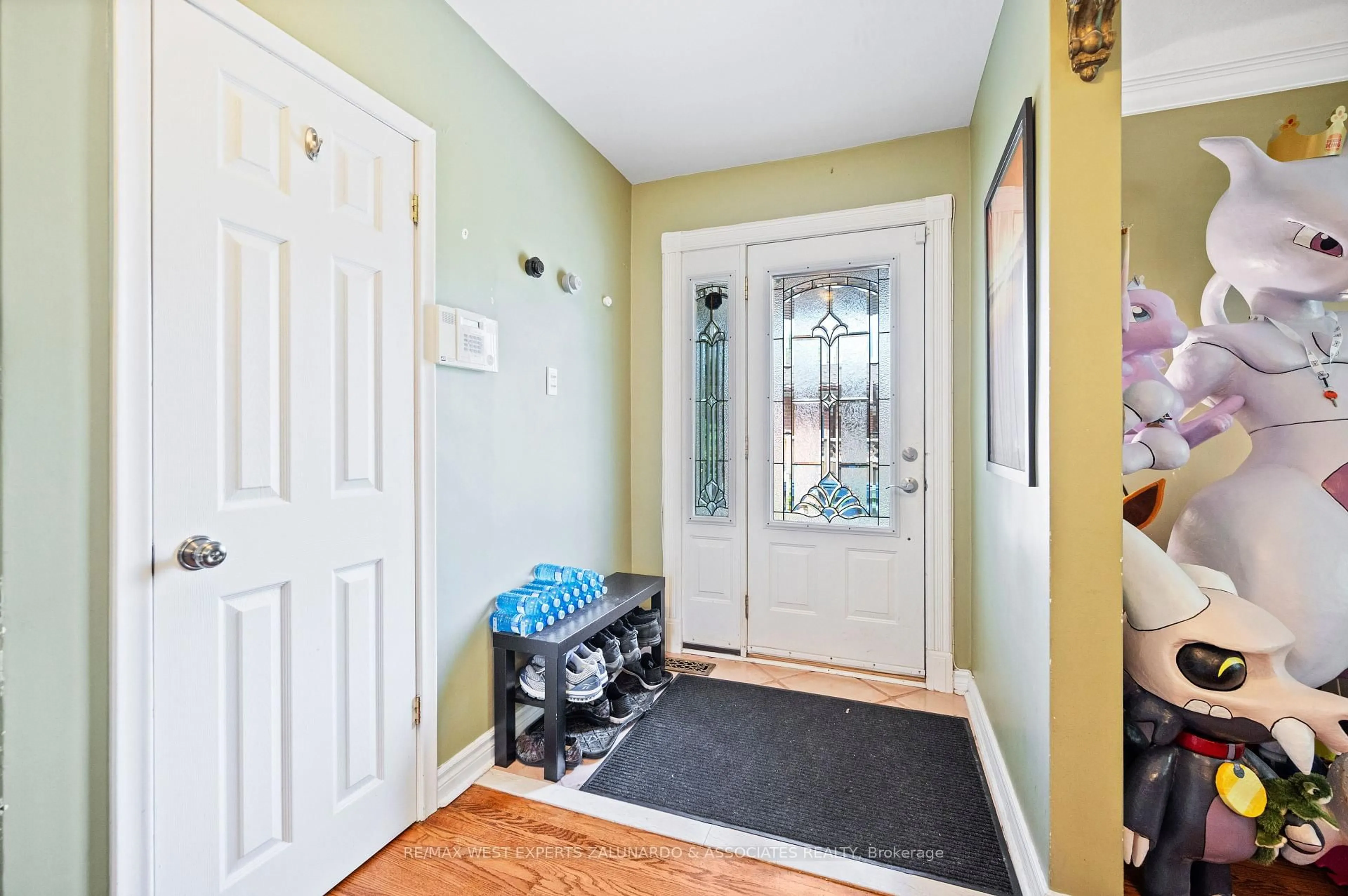 Indoor entryway for 10 Dashwood Cres, Toronto Ontario M9V 2N8