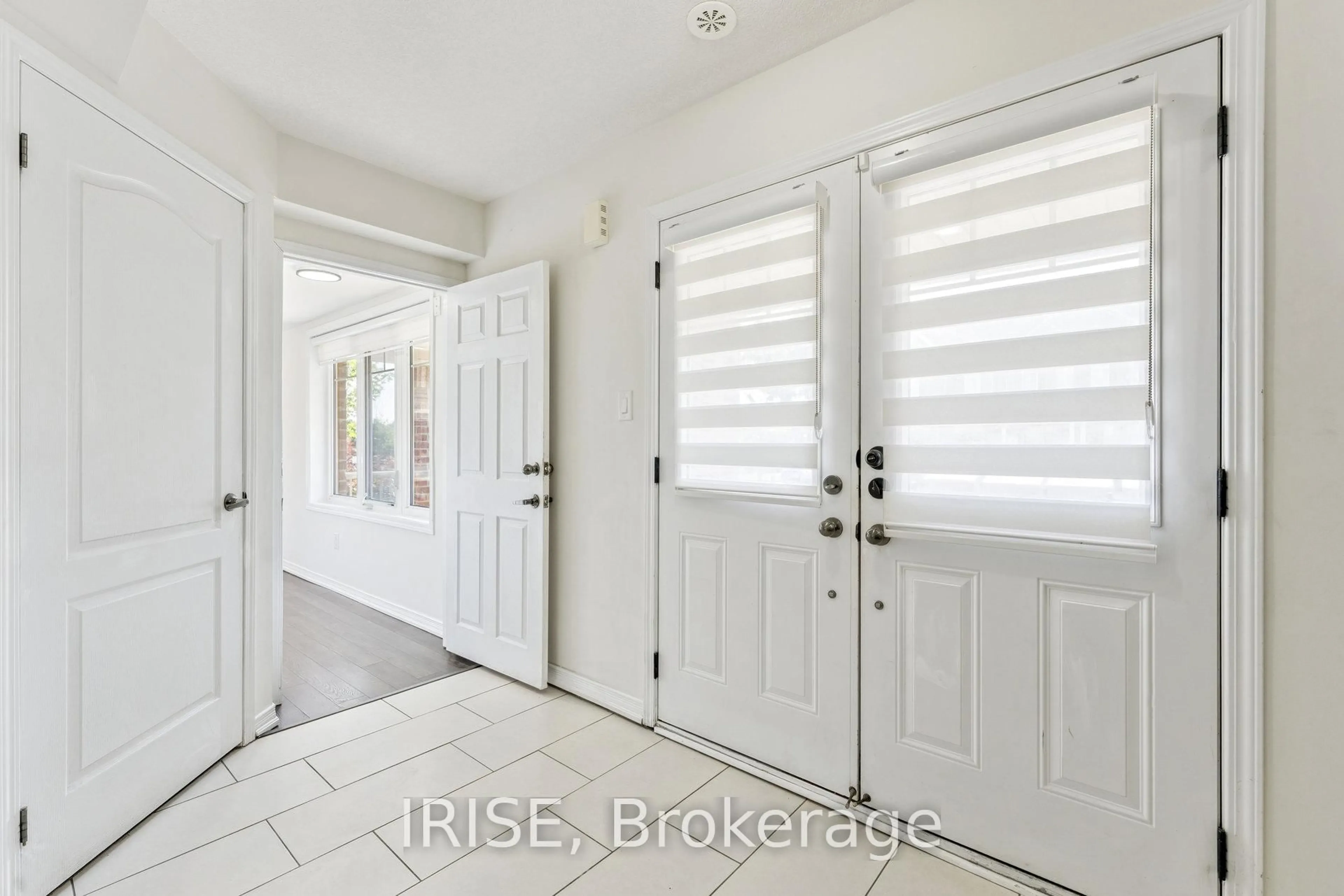 Indoor entryway for 49 Golden Springs Dr, Brampton Ontario L7A 0C7