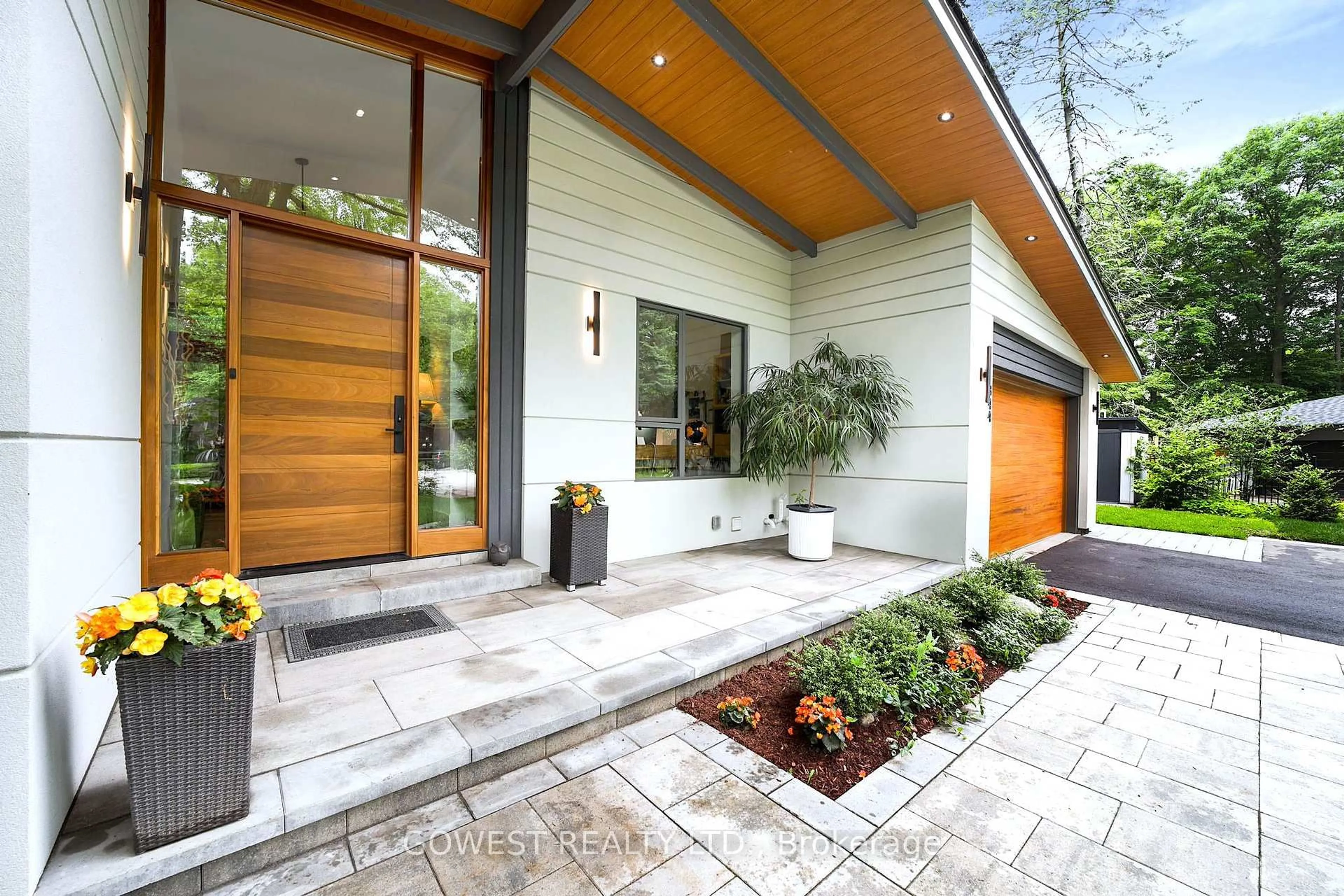 Indoor entryway for 344 Dalewood Dr, Oakville Ontario L6J 4P5