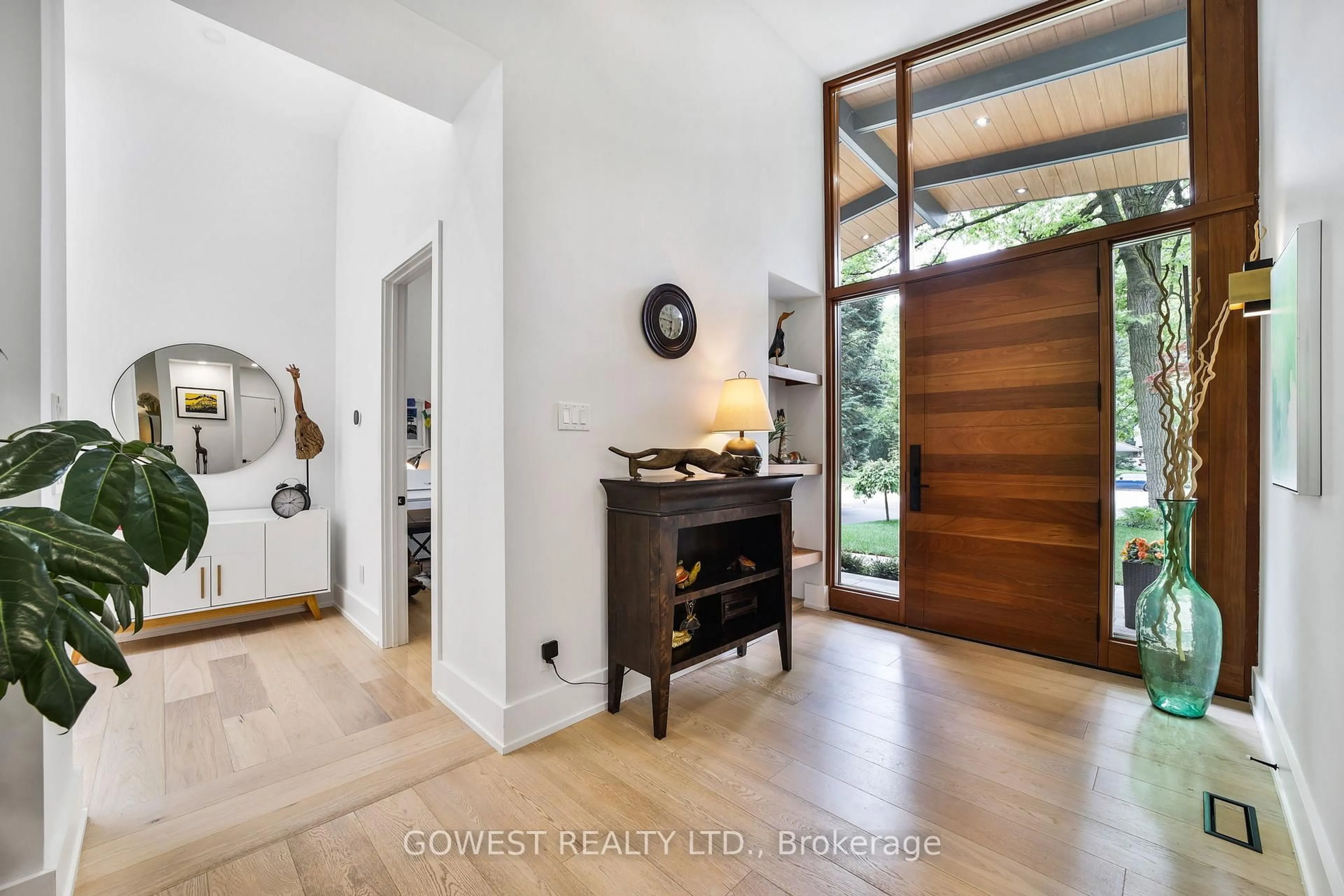 Indoor entryway for 344 Dalewood Dr, Oakville Ontario L6J 4P5