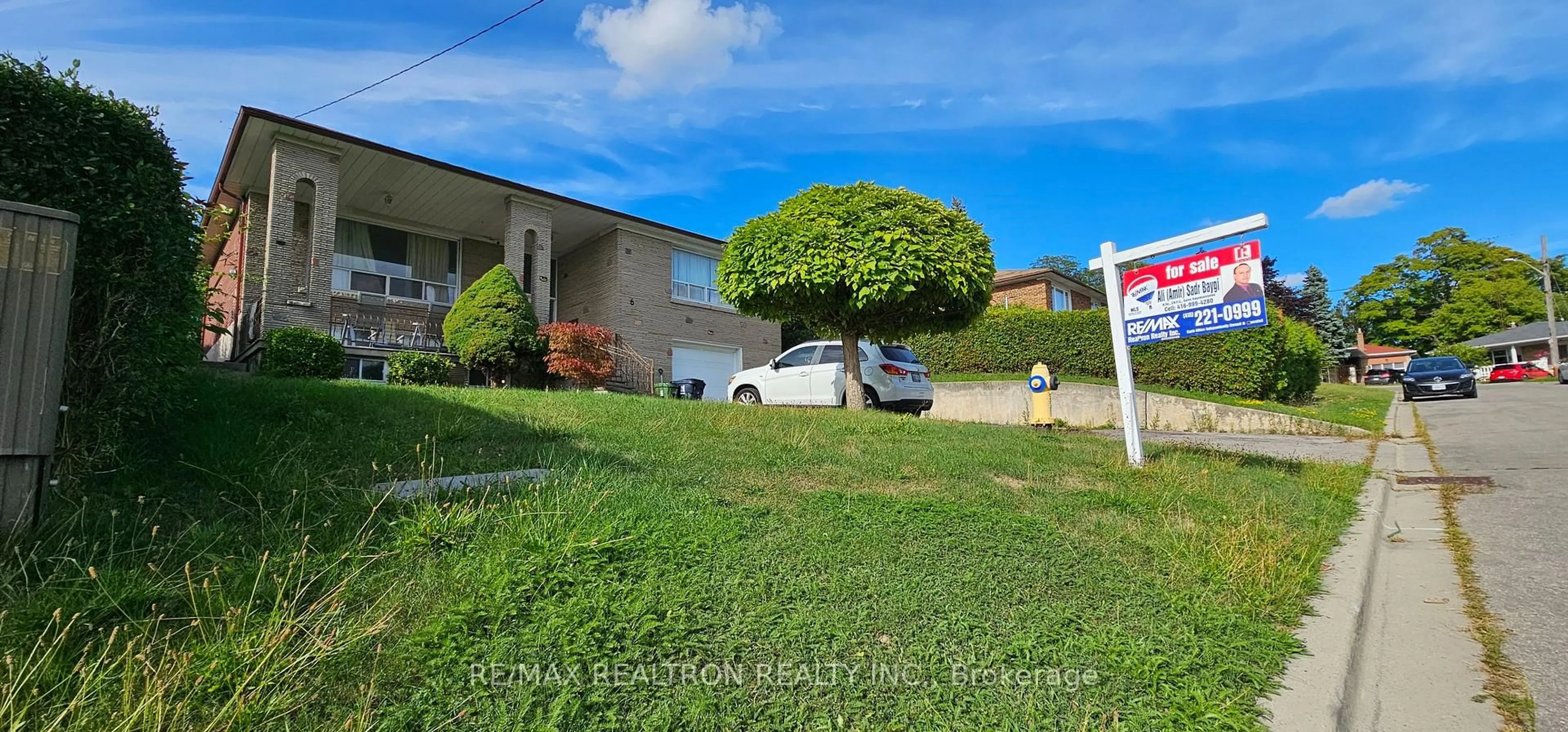 A pic from outside/outdoor area/front of a property/back of a property/a pic from drone, street for 6 Canton Ave, Toronto Ontario M3M 1N2