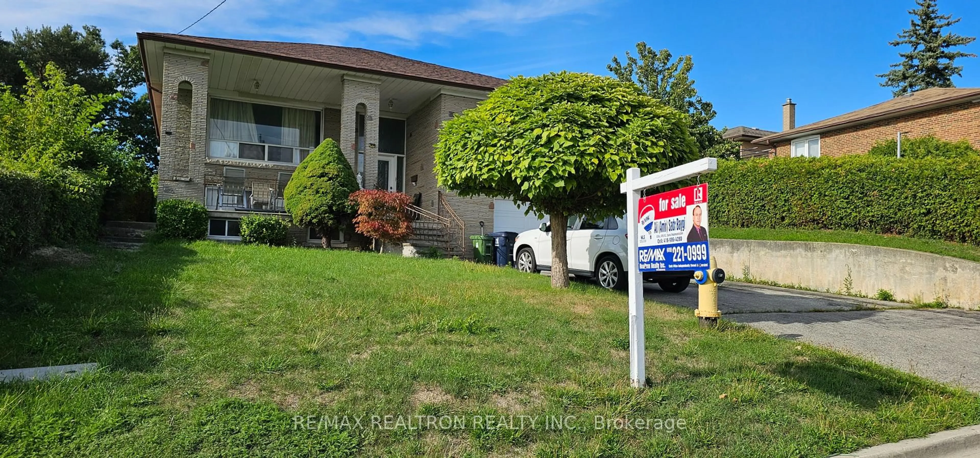 A pic from outside/outdoor area/front of a property/back of a property/a pic from drone, street for 6 Canton Ave, Toronto Ontario M3M 1N2