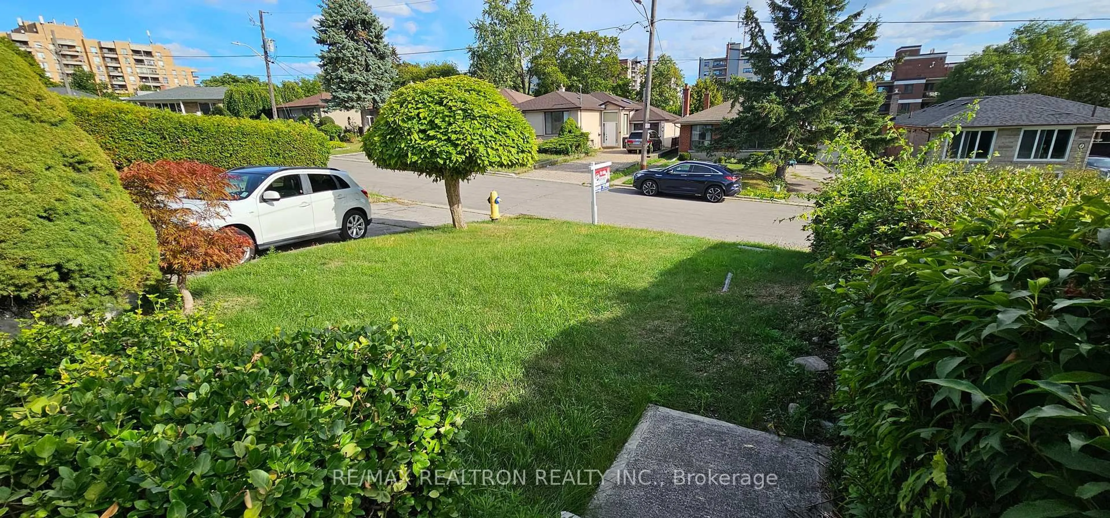 A pic from outside/outdoor area/front of a property/back of a property/a pic from drone, street for 6 Canton Ave, Toronto Ontario M3M 1N2