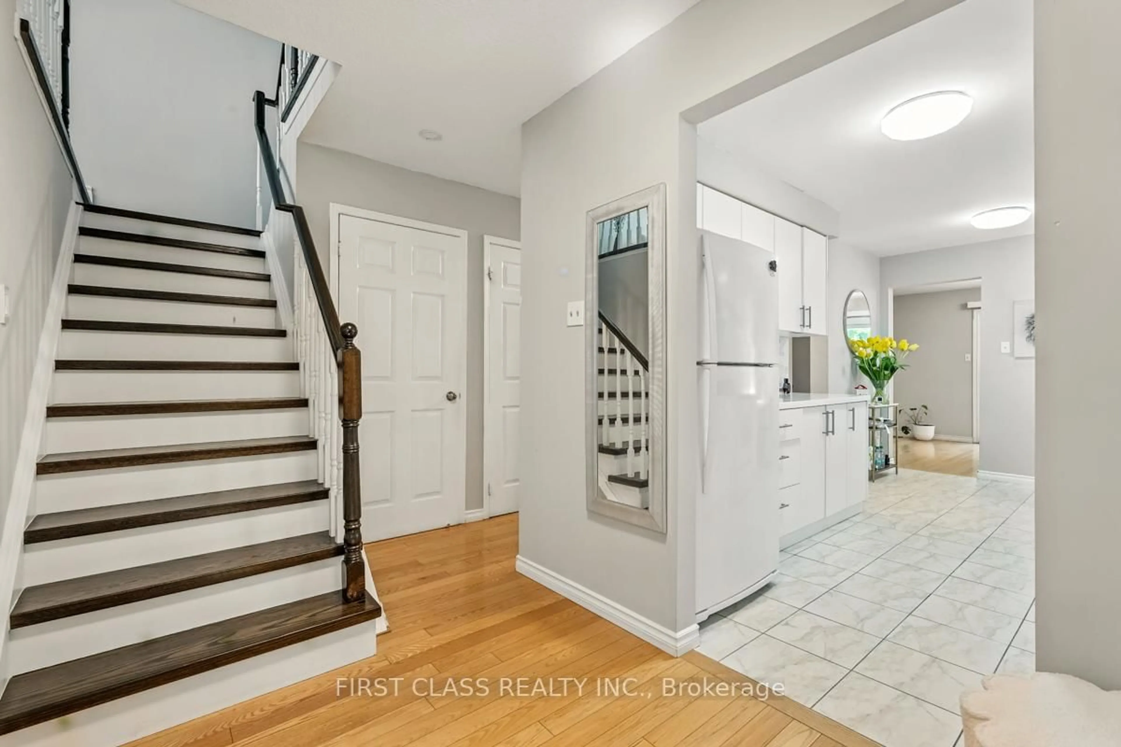 Indoor entryway for 5053 Rundle Cres, Mississauga Ontario L5M 4A4