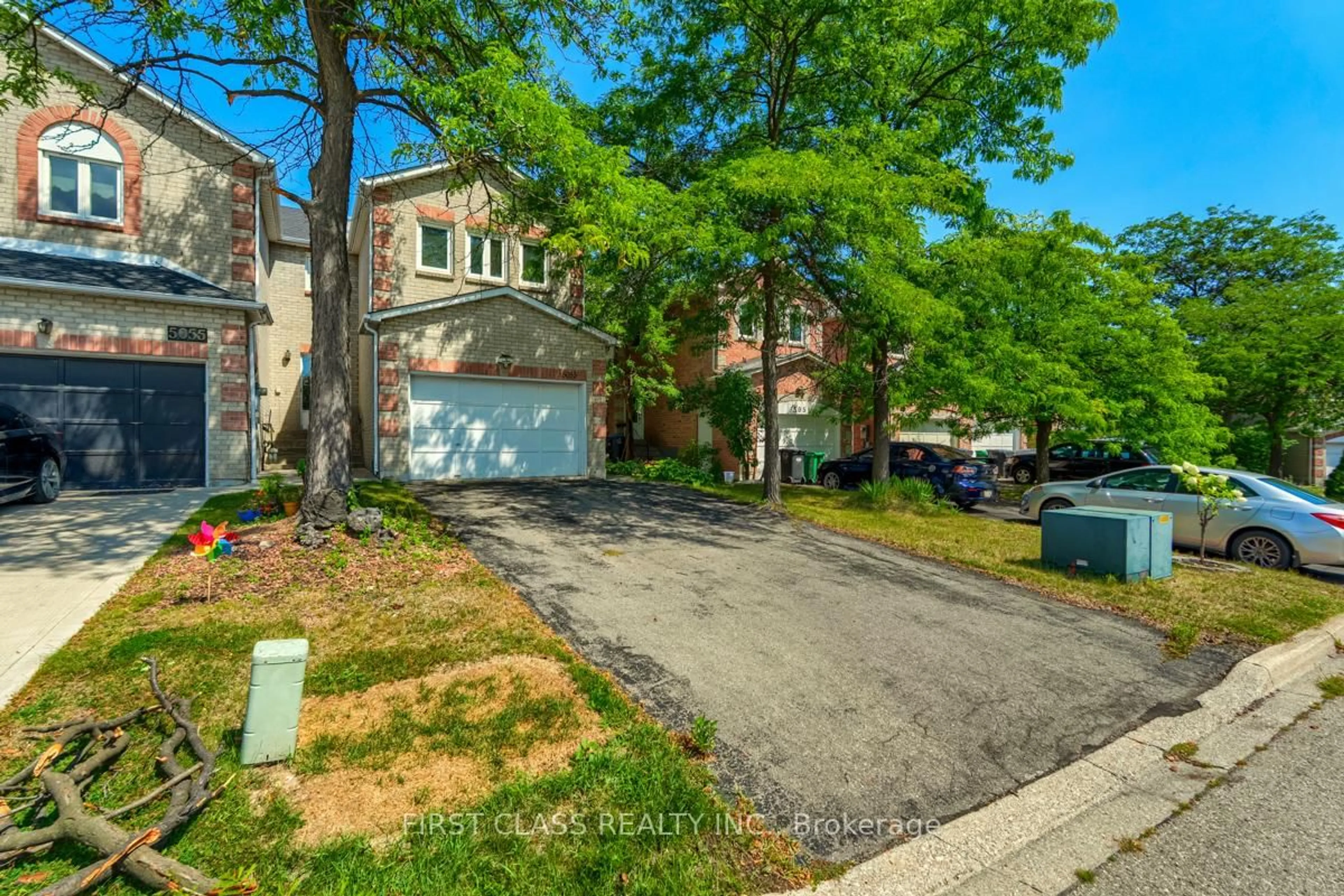 A pic from outside/outdoor area/front of a property/back of a property/a pic from drone, street for 5053 Rundle Cres, Mississauga Ontario L5M 4A4