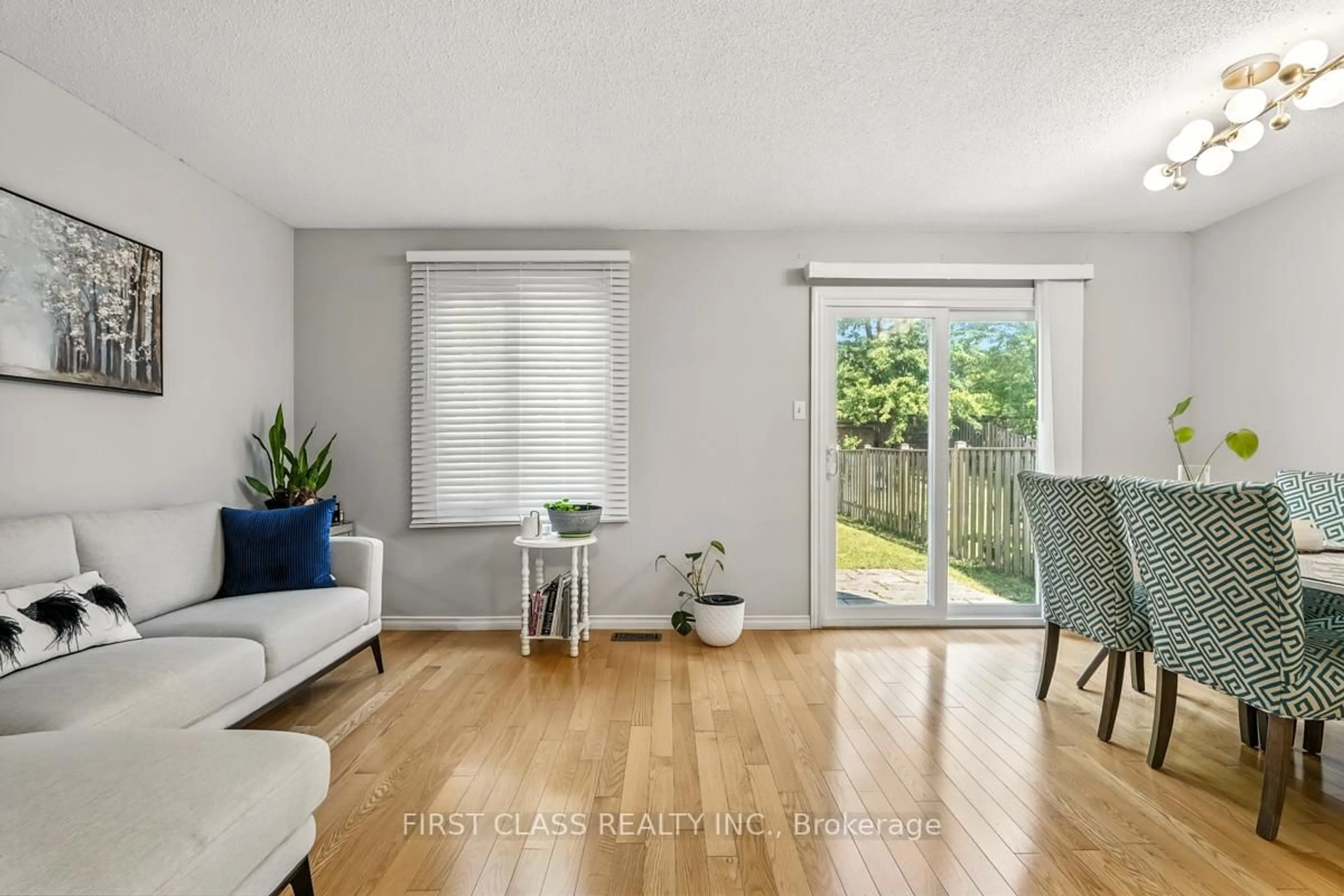 Living room with furniture, wood/laminate floor for 5053 Rundle Cres, Mississauga Ontario L5M 4A4