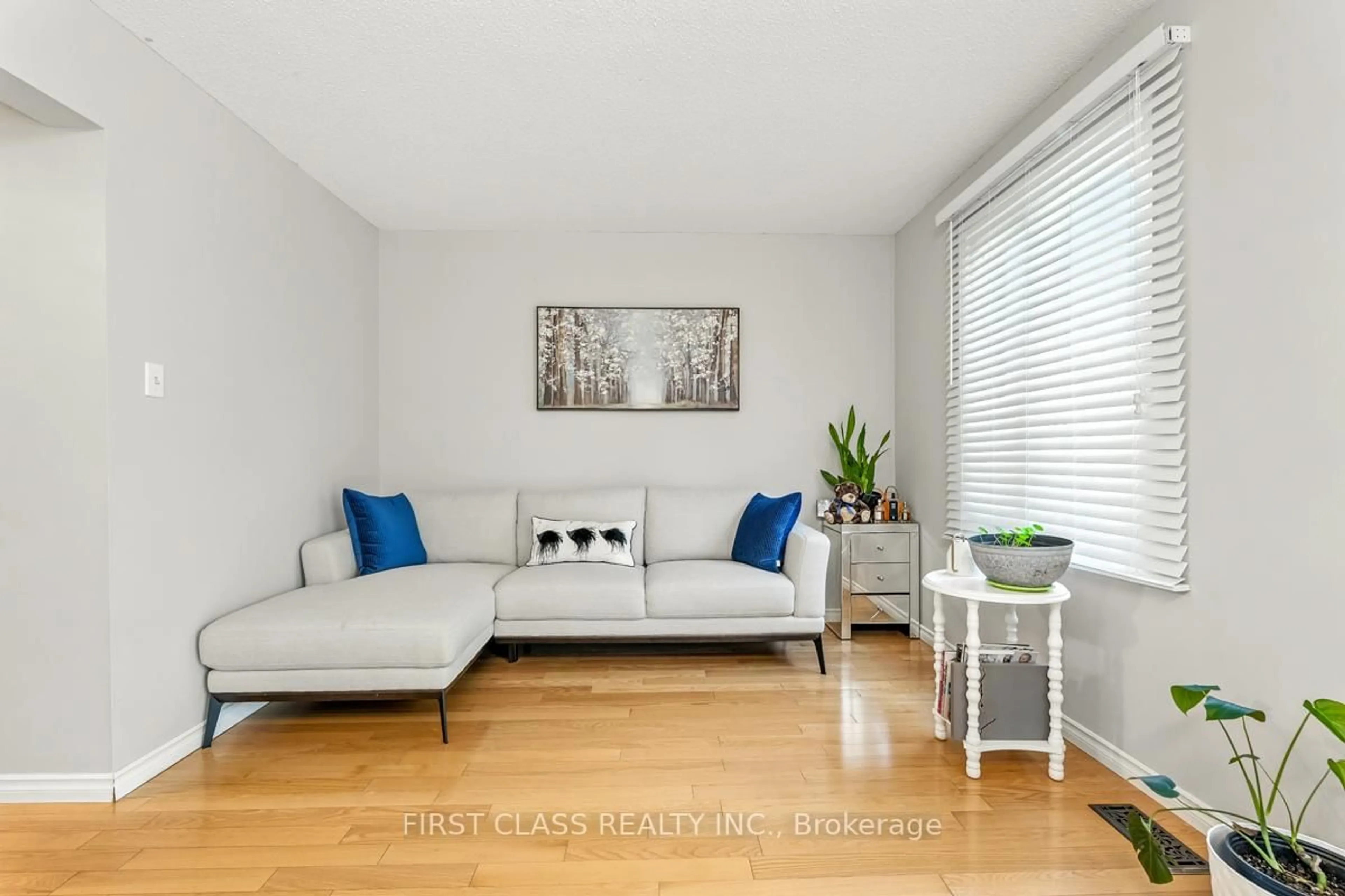 Living room with furniture, wood/laminate floor for 5053 Rundle Cres, Mississauga Ontario L5M 4A4