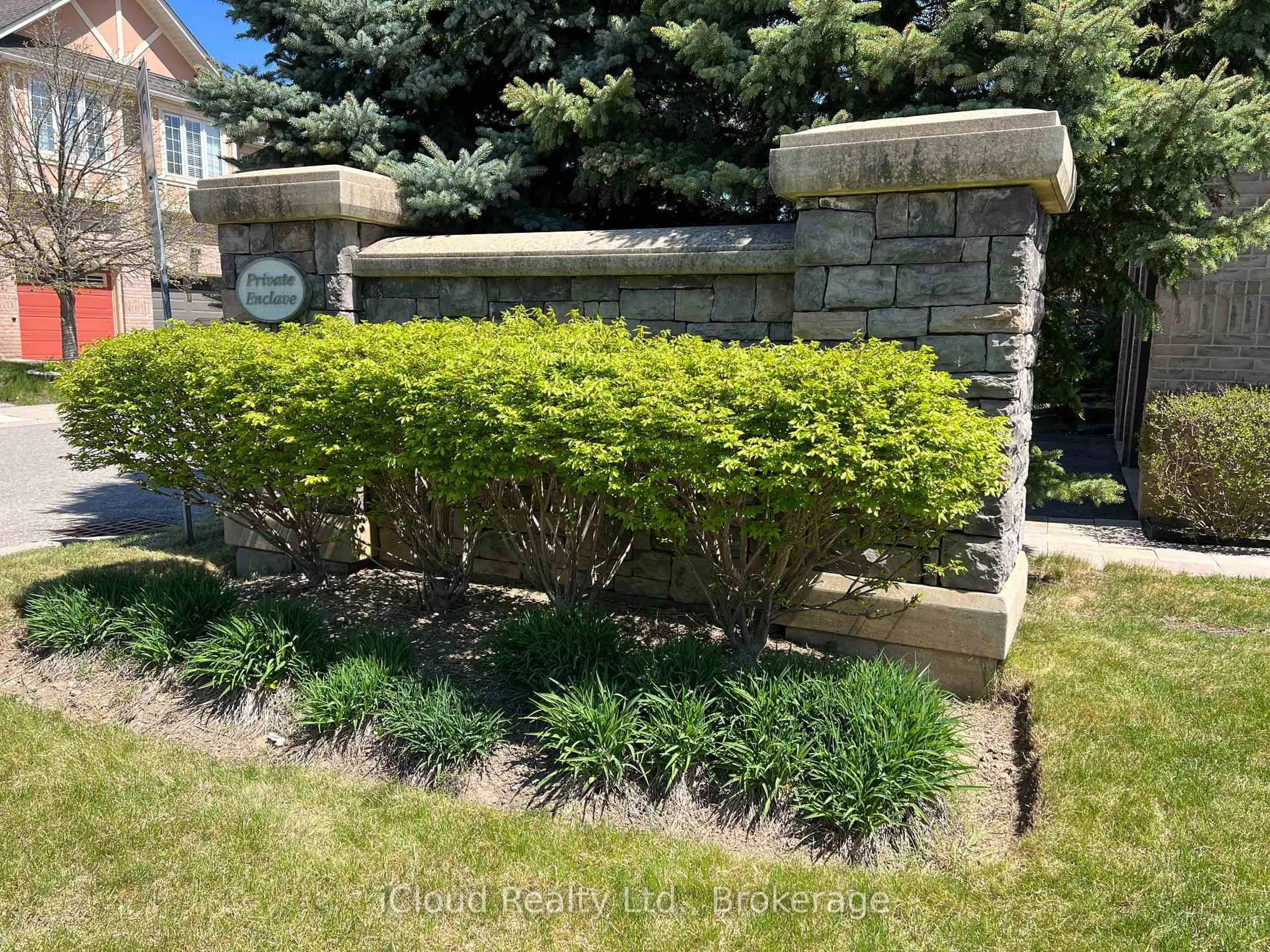 A pic from outside/outdoor area/front of a property/back of a property/a pic from drone, unknown for 2295 Rochester Circ #18, Oakville Ontario L6M 5C9