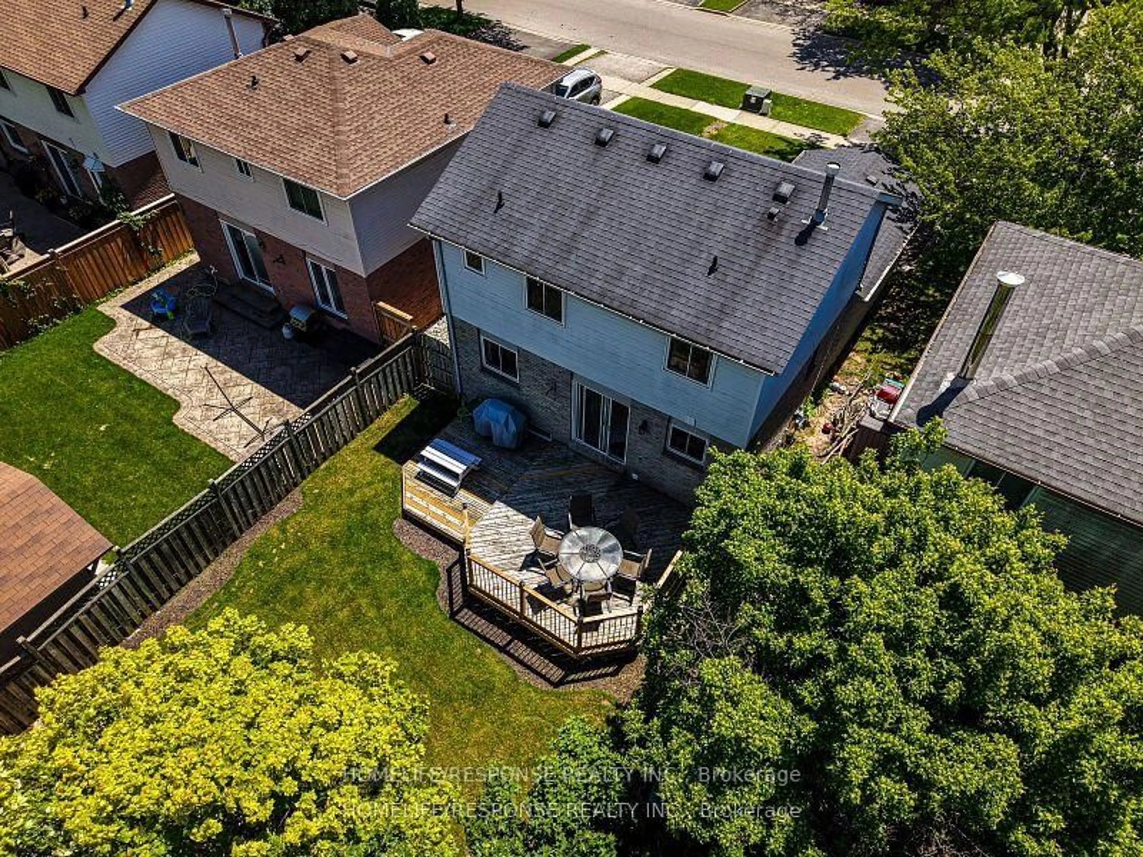 A pic from outside/outdoor area/front of a property/back of a property/a pic from drone, unknown for 2102 CLIPPER Cres, Burlington Ontario L7M 2P4