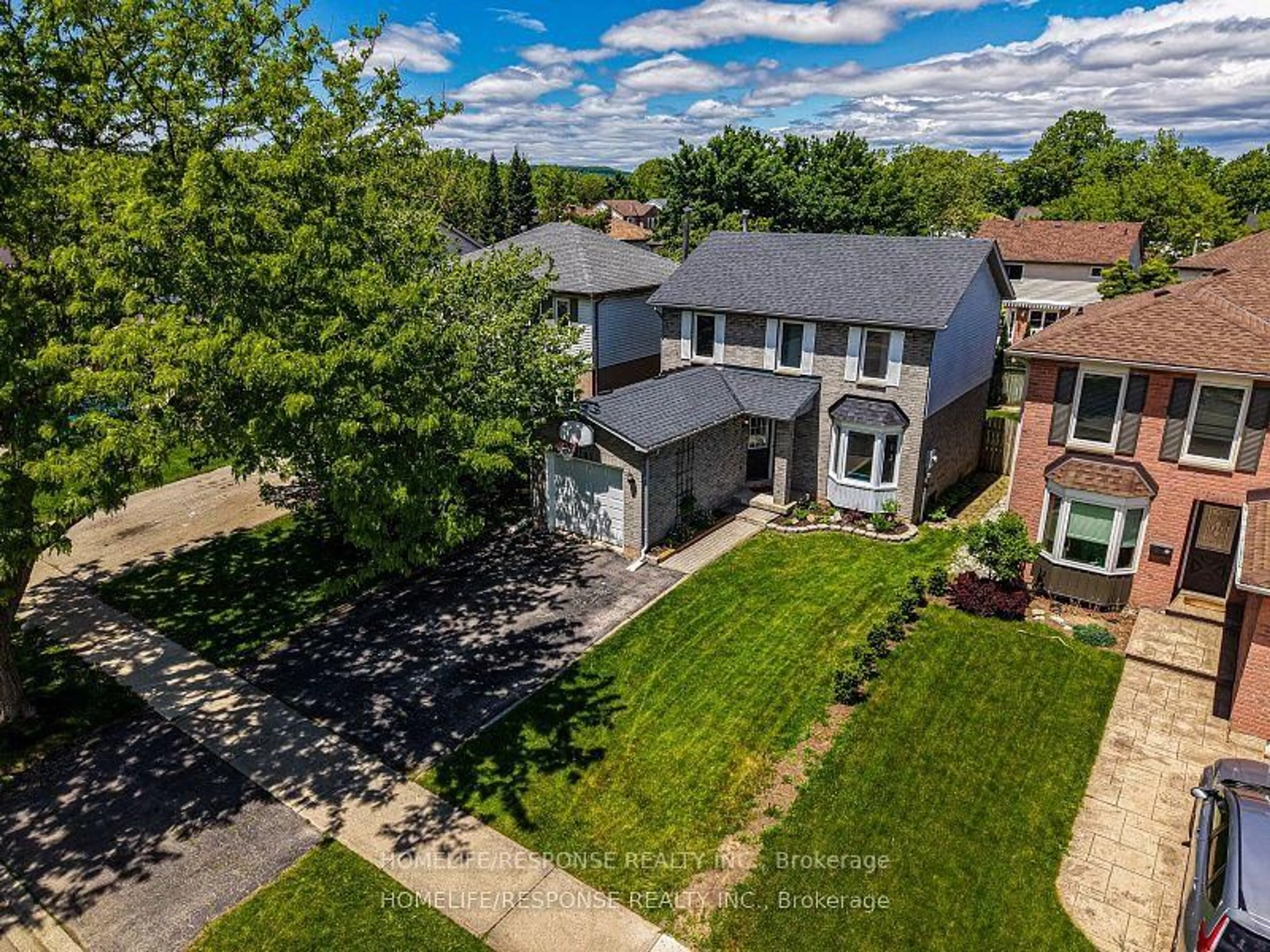 A pic from outside/outdoor area/front of a property/back of a property/a pic from drone, street for 2102 CLIPPER Cres, Burlington Ontario L7M 2P4
