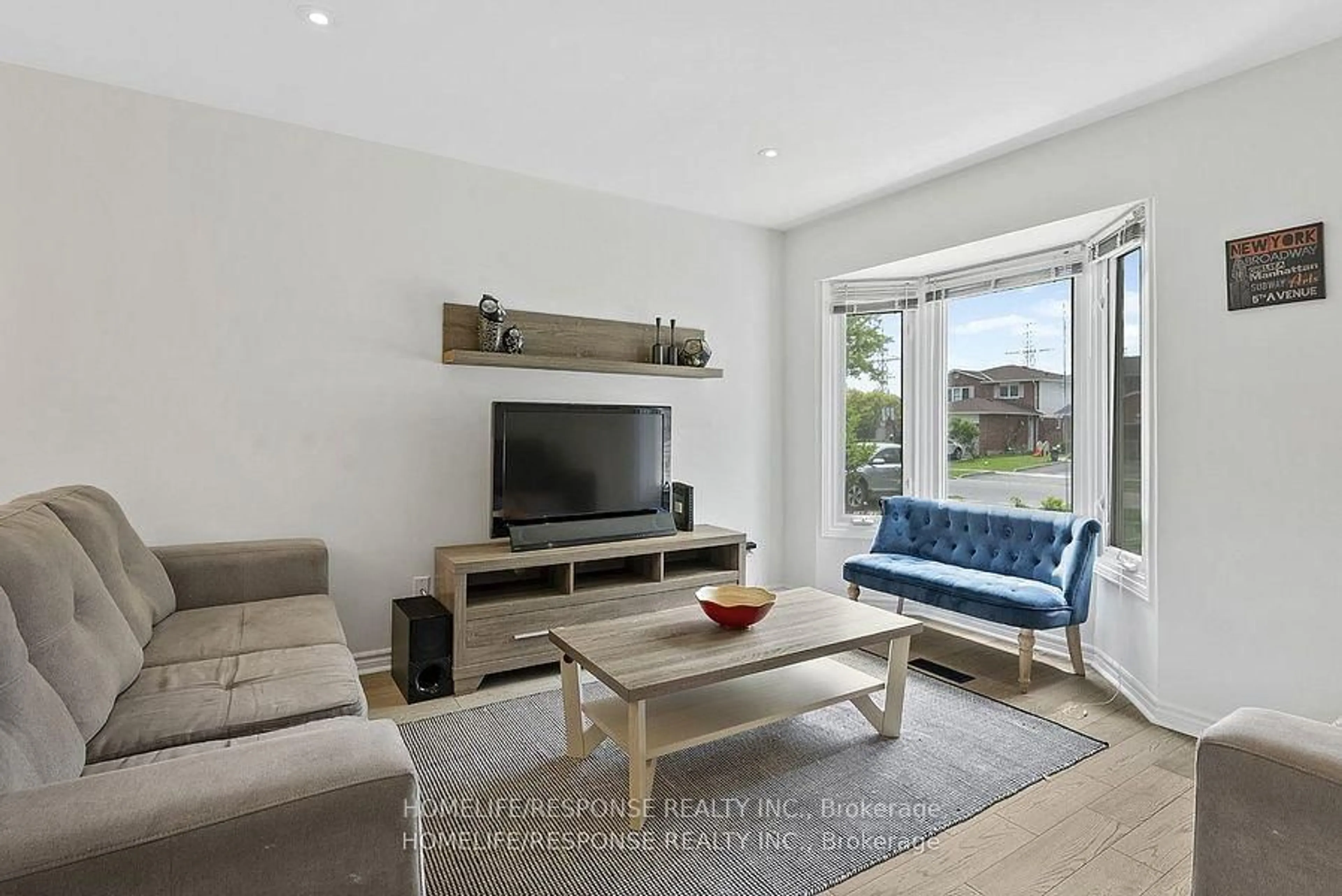 Living room with furniture, unknown for 2102 CLIPPER Cres, Burlington Ontario L7M 2P4