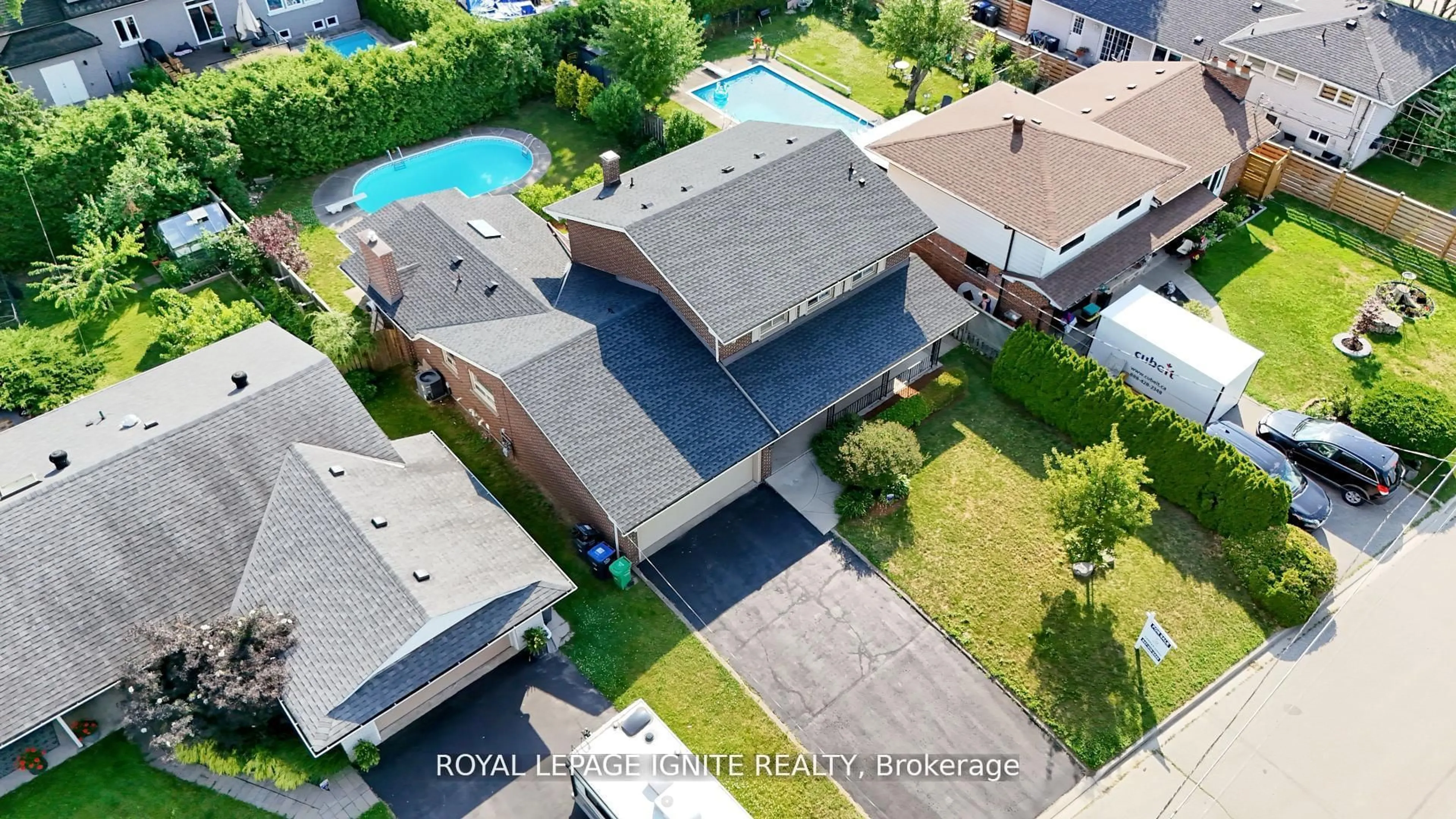 A pic from outside/outdoor area/front of a property/back of a property/a pic from drone, street for 2092 Sava Cres, Mississauga Ontario L5A 1E1