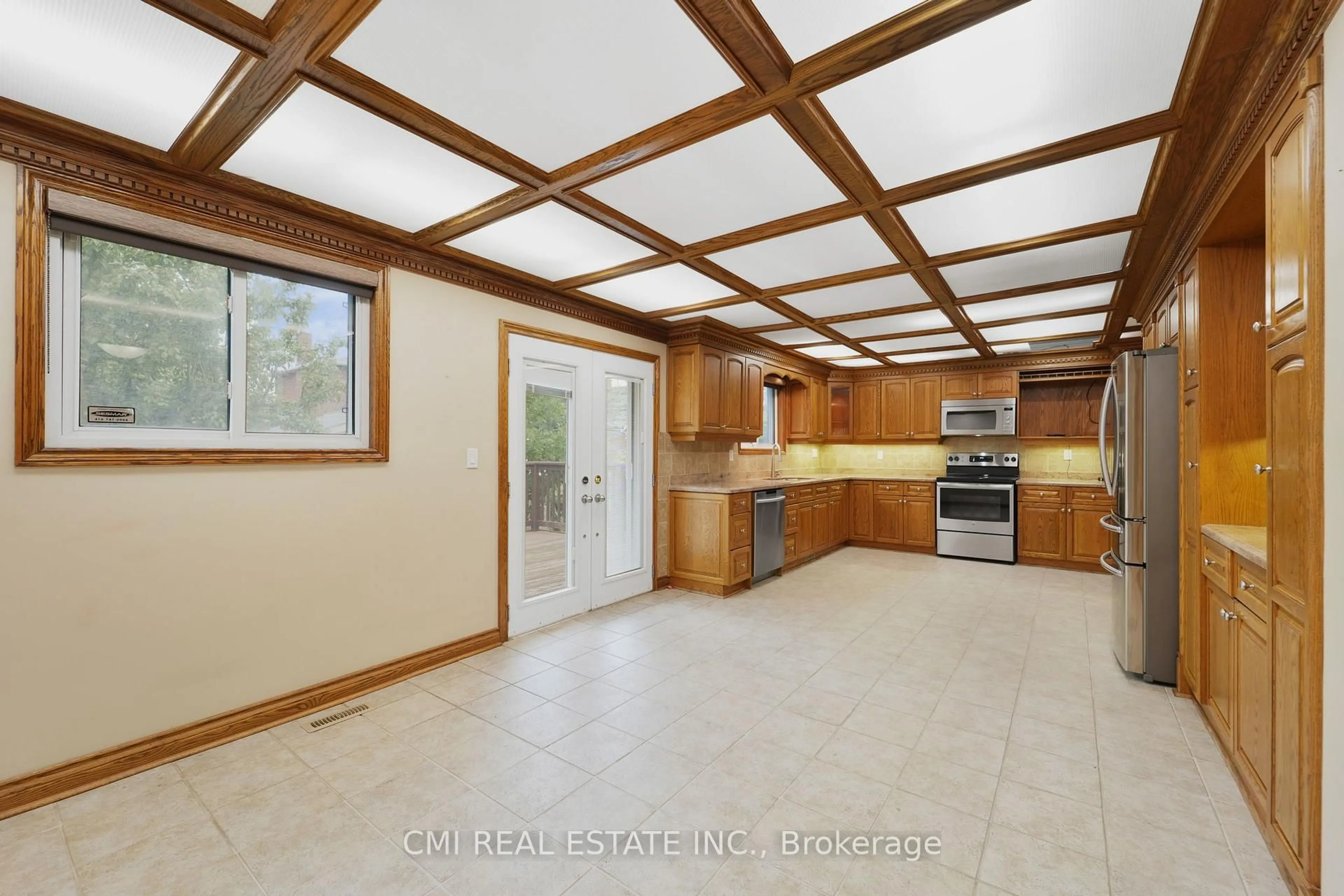 Open concept kitchen, ceramic/tile floor for 698 Hillman Cres, Mississauga Ontario L4Y 2H9