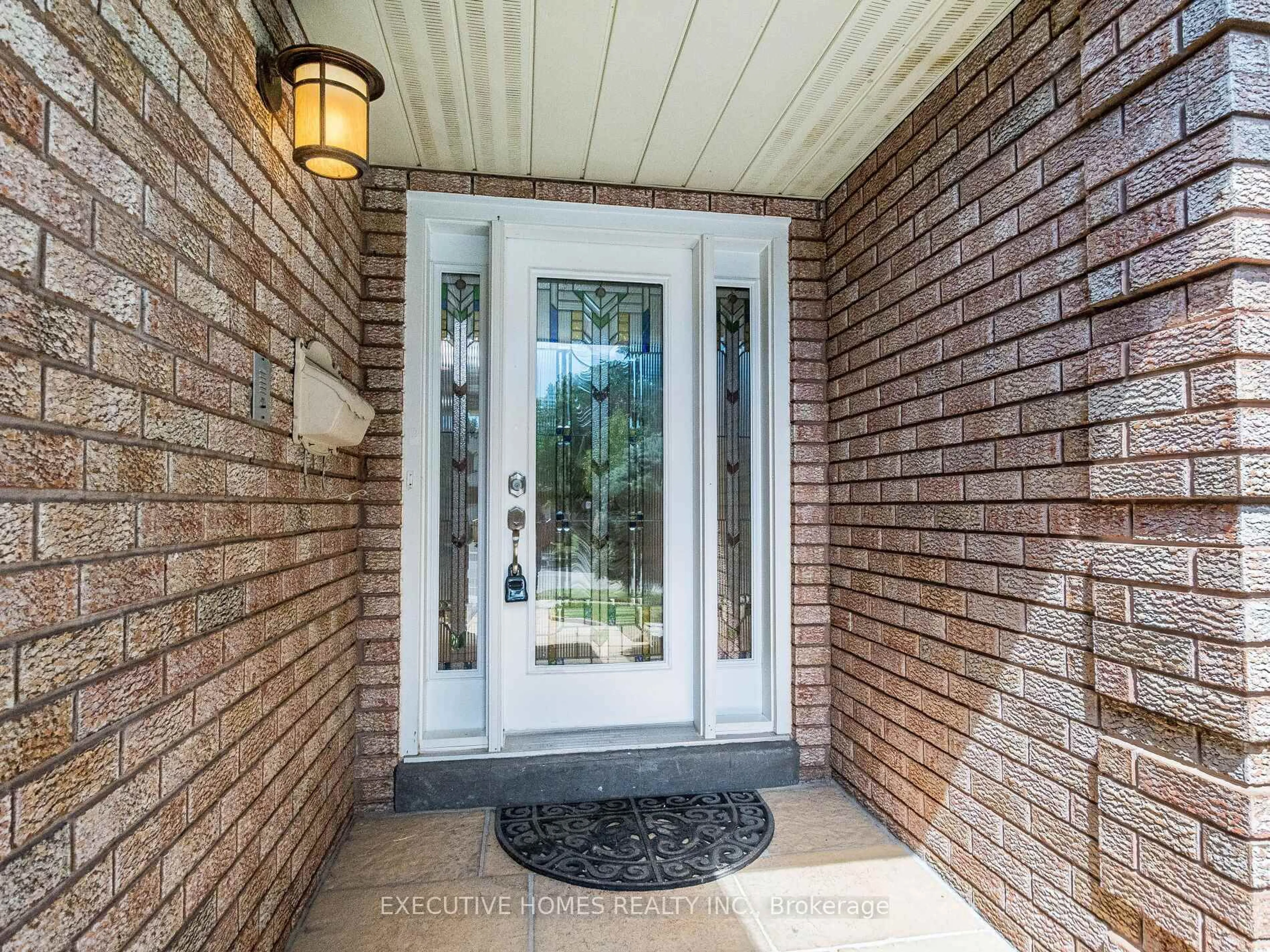 Indoor entryway for 1876 Roy Ivor Cres, Mississauga Ontario L5L 3N8