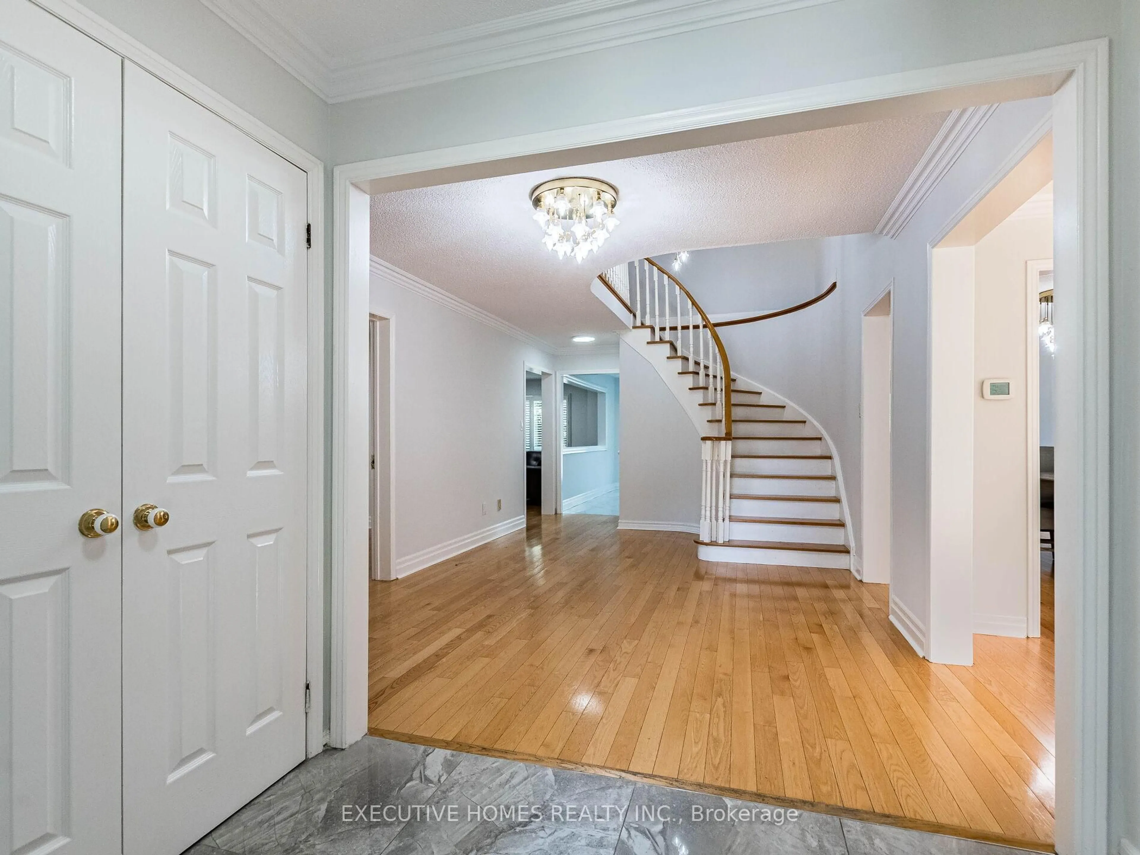 Indoor foyer for 1876 Roy Ivor Cres, Mississauga Ontario L5L 3N8