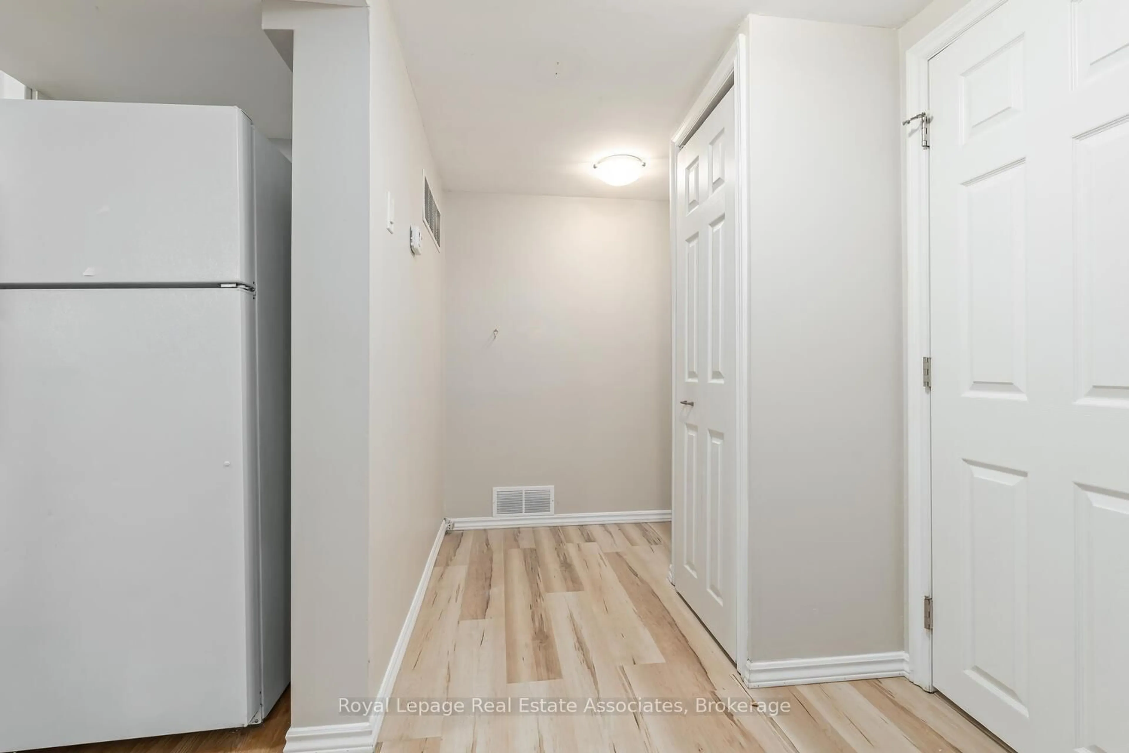 Indoor entryway for 17 Academy Rd, Halton Hills Ontario L7G 3N7