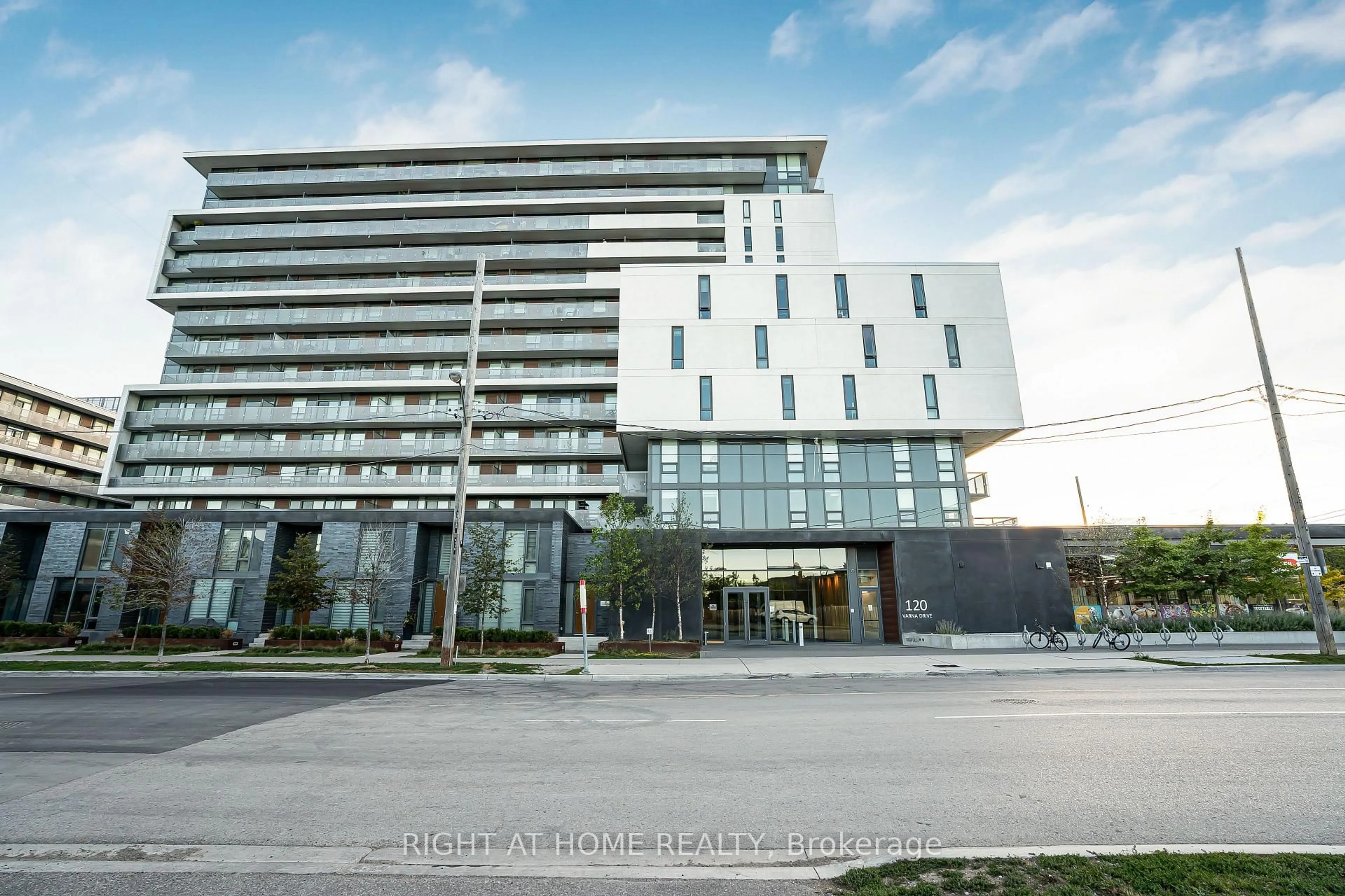 Indoor foyer for 120 Varna Dr #602, Toronto Ontario M6A 0B3