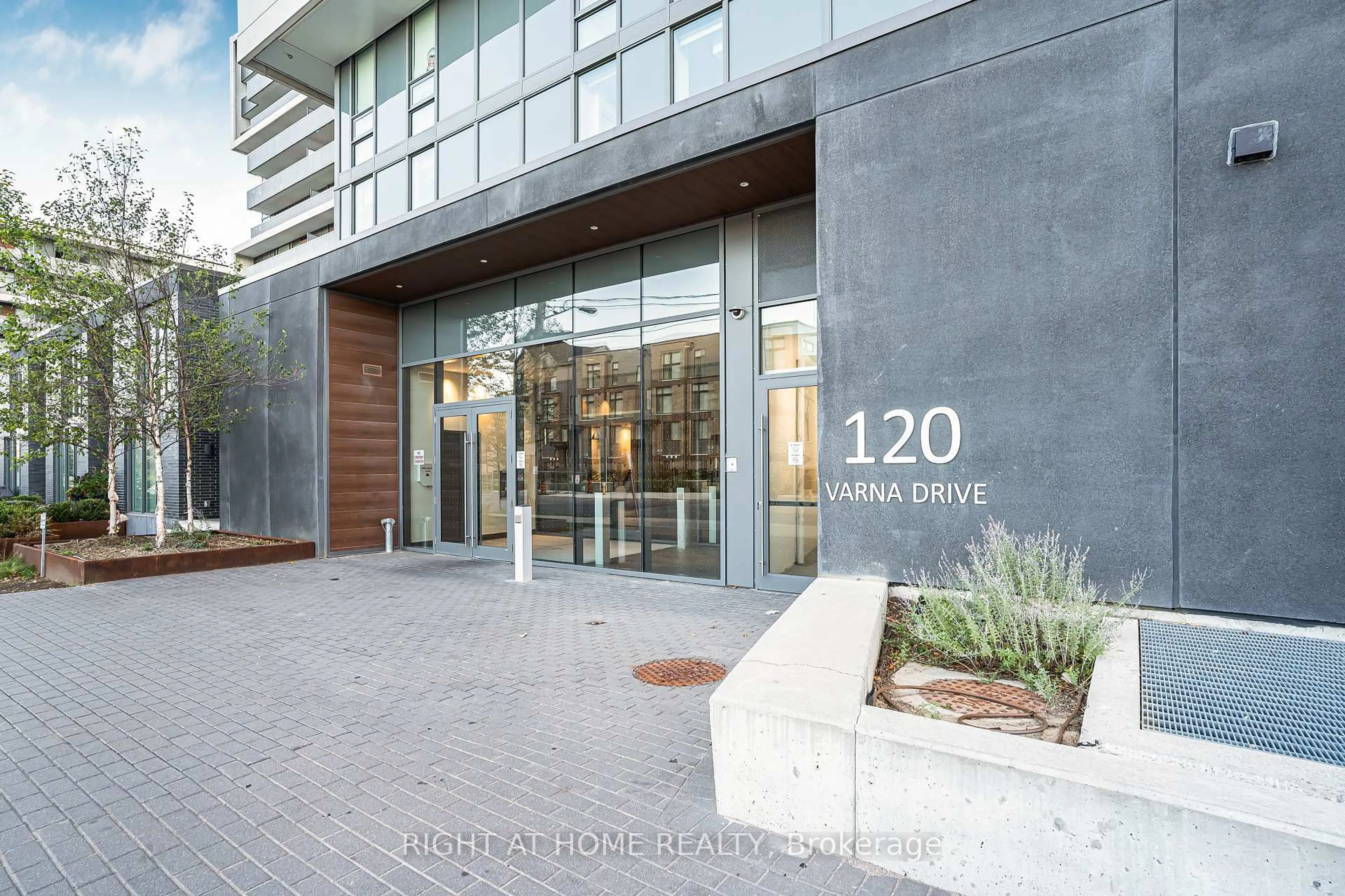 Indoor foyer for 120 Varna Dr #602, Toronto Ontario M6A 0B3