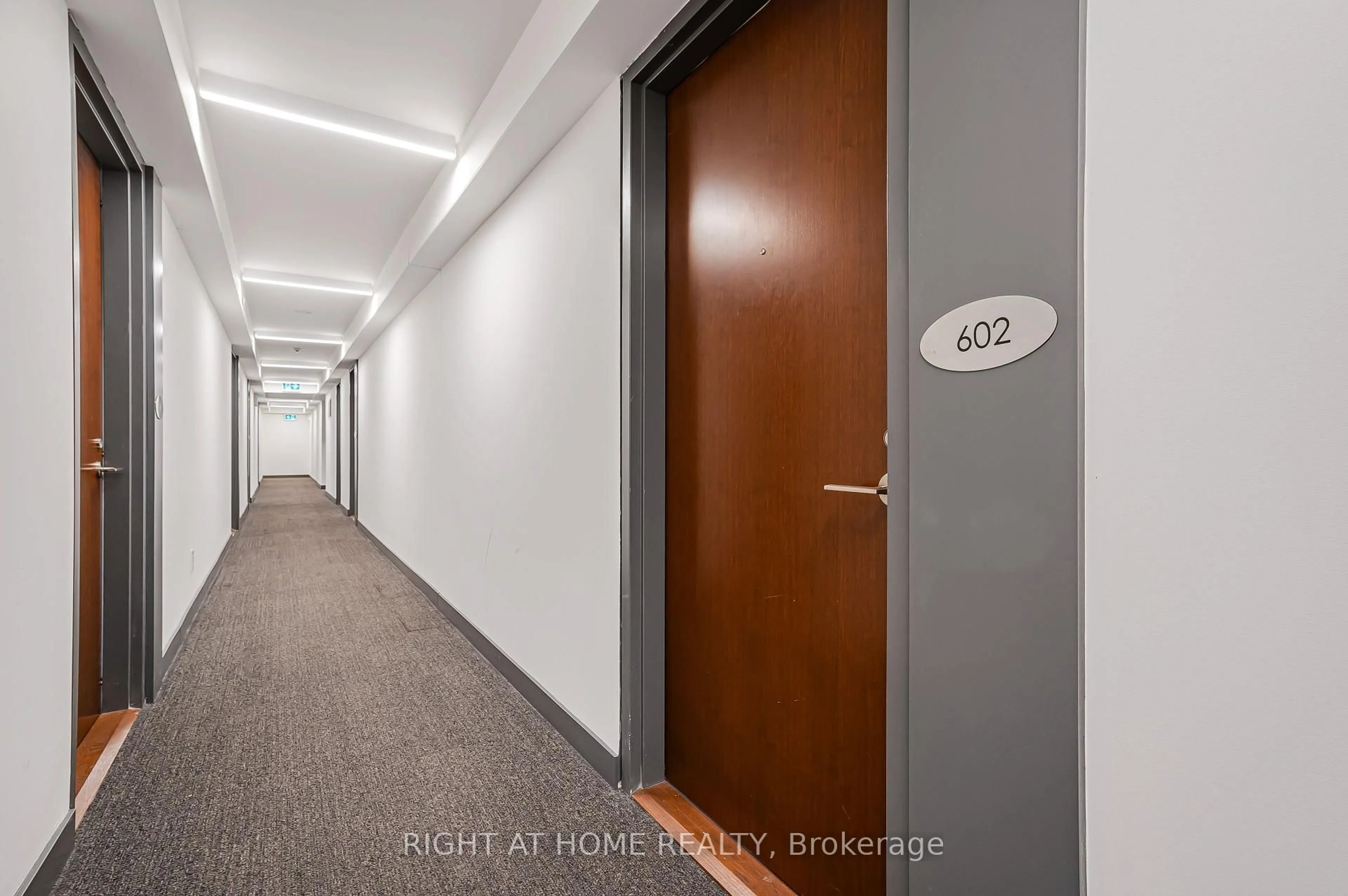 Indoor foyer for 120 Varna Dr #602, Toronto Ontario M6A 0B3