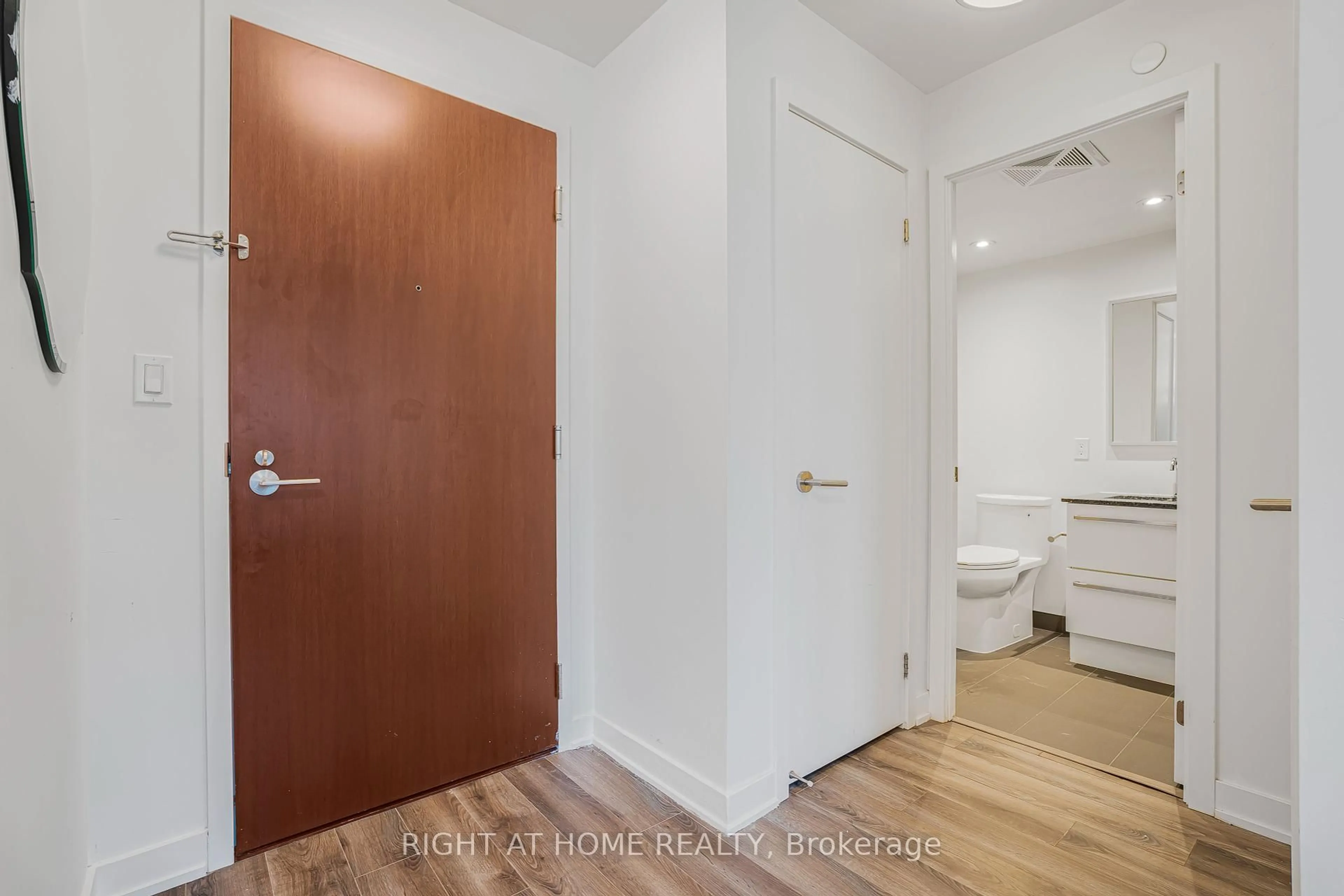 Indoor entryway for 120 Varna Dr #602, Toronto Ontario M6A 0B3