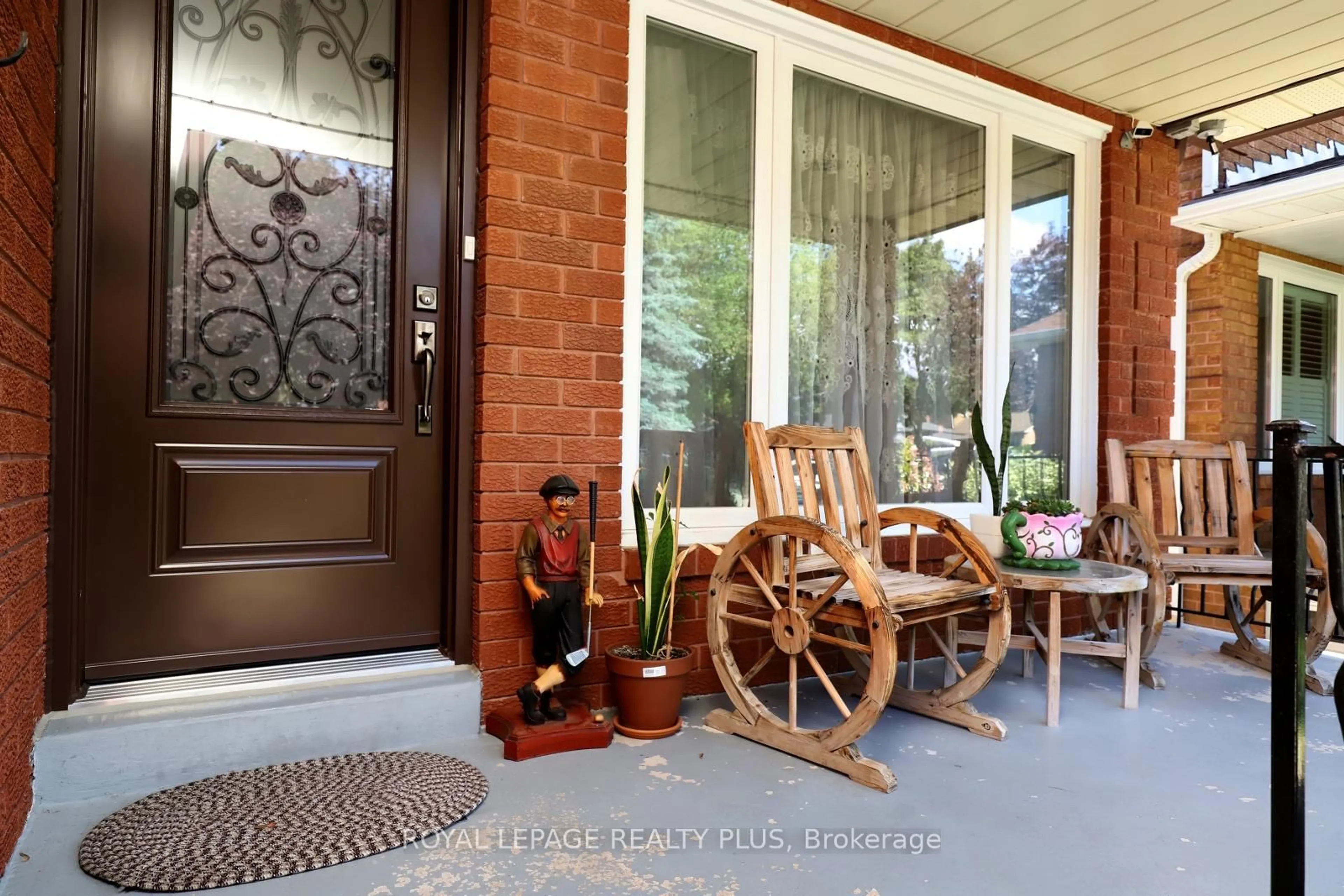 Indoor entryway for 1086 Hedge Dr, Mississauga Ontario L4Y 1G2