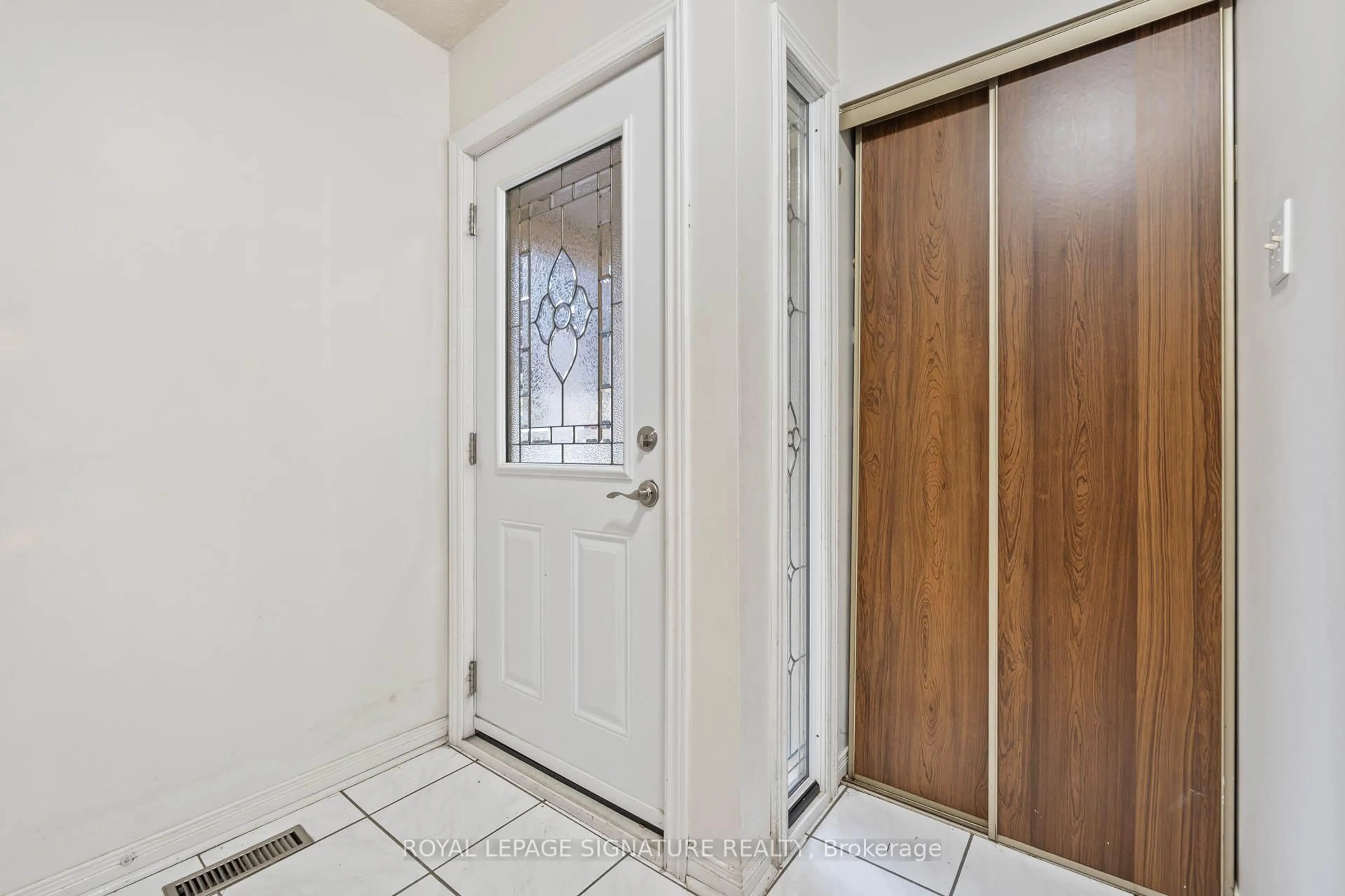 Indoor entryway for 3339 Council Ring Rd #70, Mississauga Ontario L5L 2A9