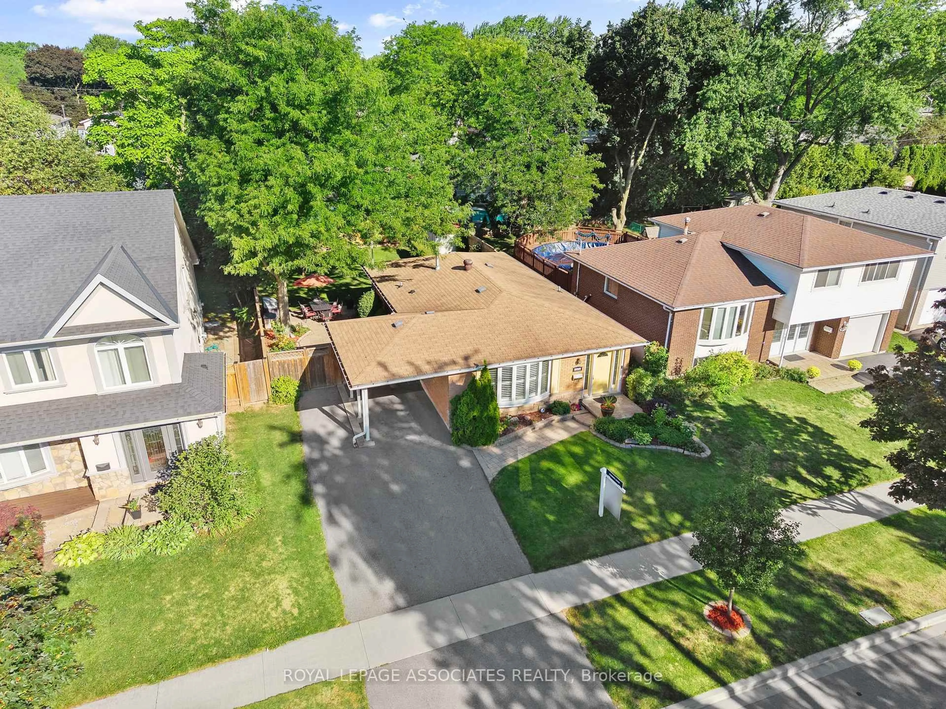 A pic from outside/outdoor area/front of a property/back of a property/a pic from drone, street for 5285 Cindy Lane, Burlington Ontario L7L 3Y4